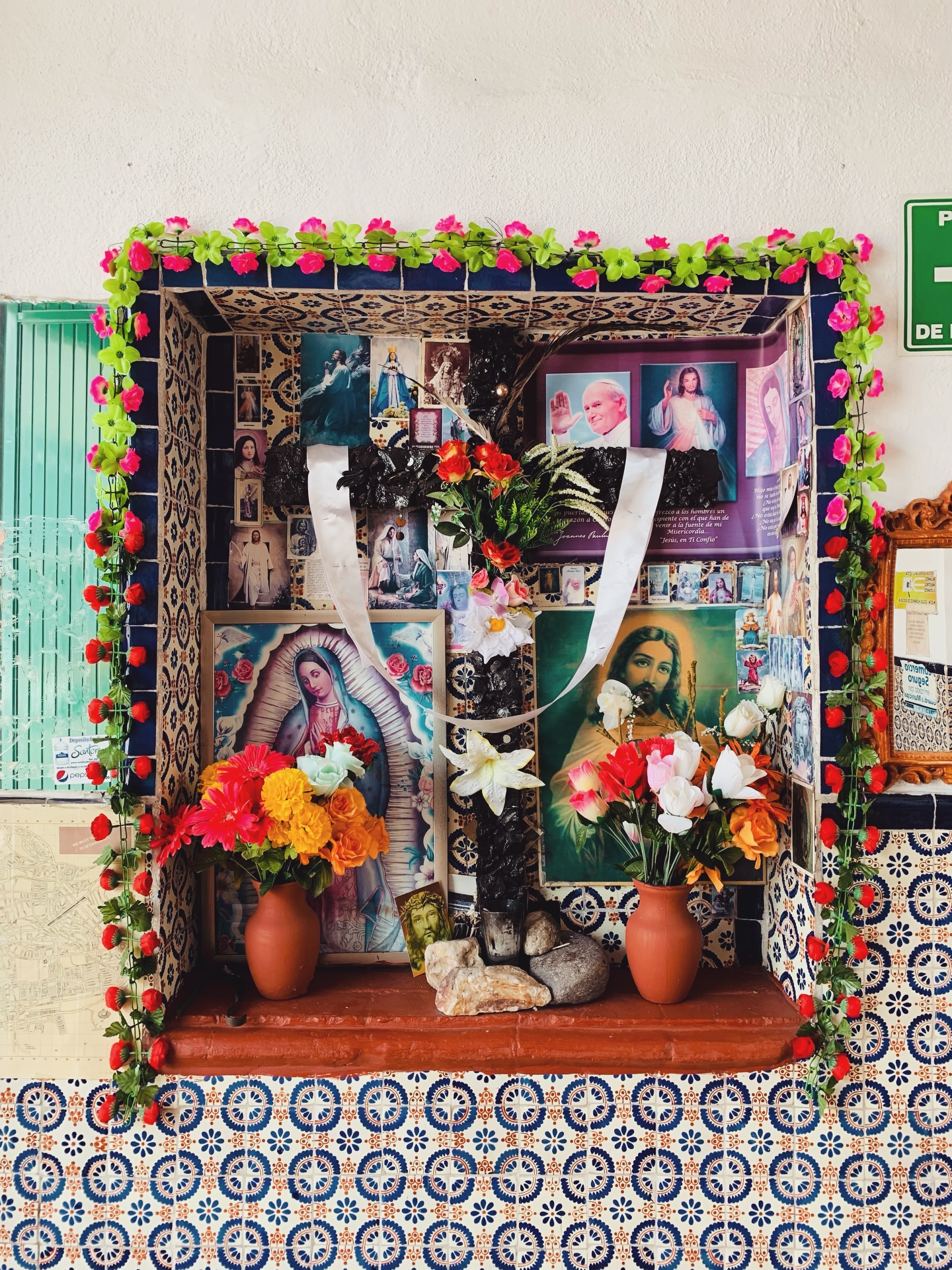 En 2019 fotografié este altar con la bella Guadalupana en un estacionamiento de Querétaro, mientras viajaba por distintas ciudades investigando la construcción de la feminidad latinoamericana: folclore, quinceañeras e iconografía religiosa.
Por su belleza, no dudé en llevarla a mis investigaciones y exhibiciones #heartofcommunity, hasta terminar representada en collages, wallpapers y textiles, empapelando espacios en Nueva York, Columbus y Miami.
Sin saberlo, ella ya estaba haciendo su trabajo en mí.
Nuestra Guadalupana querida, ruega por nosotros.
Que tu misericordia nos colme de gracia y que tu fuerza unificadora nos conduzca, día a día, a más amor, más perdón y más conversión.
#VirgenDeGuadalupe #Guadalupana #NuestraGuadalupana #méxicomágico