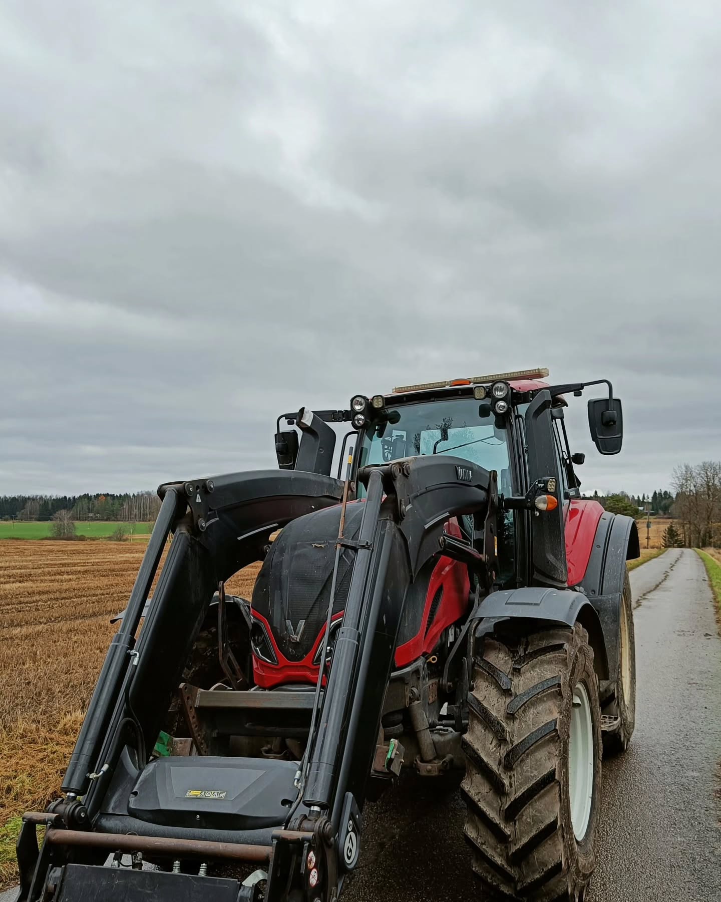 Jaakko asensi EFIX eSteer 10 automaattiohjauksen asiakkaallemme Paimioon! 🤩 Kevään asennuskalenteri täyttyy jo nyt, varaa omasi hyvissä ajoin! 🚜
#efixag #valtra #automaattiohjaus #täsmäviljely #rtk