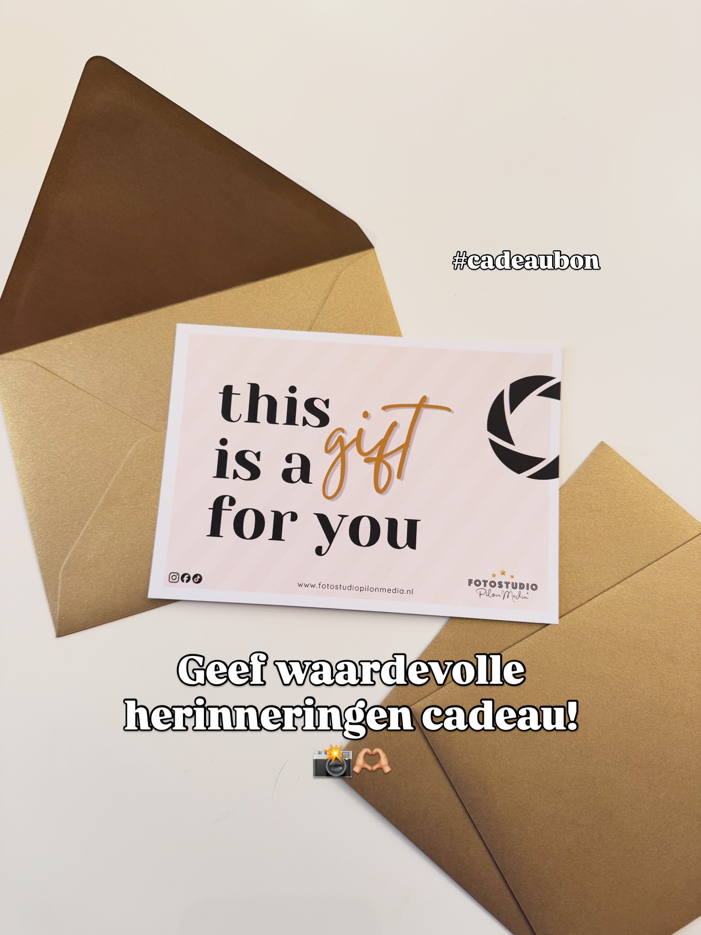 🎁🎄-tip
Wat is het allermooiste cadeau om te geven, maar ook om te krijgen?
Met welk cadeau geef je een dierbaar iemand iets persoonlijks, iets blijvends én iets wat altijd welkom is?
Welk cadeau is meer waard dan herinneringen voor het leven?
➡️ De nieuwe cadeaubonnen zijn nu verkrijgbaar in de studio vanaf € 25 - loop gezellig even binnen!
Perfect voor onder de boom en geschikt voor alle leeftijden!
#kerstcadeau #kerstmis #kerstinspiratie