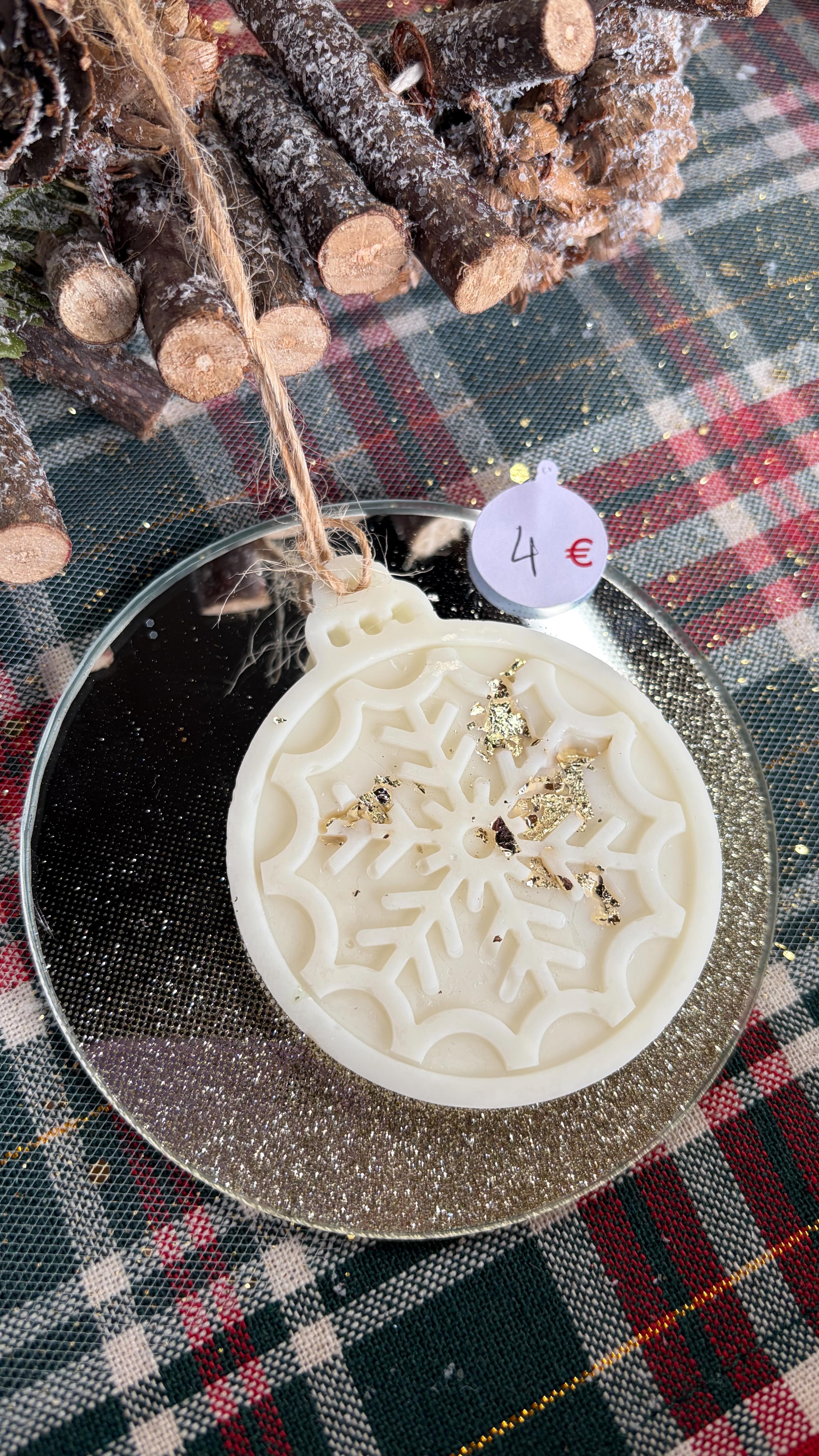 — Marché de Noël de Yutz ✨
J’arrive, j’allume toutes les lumières, j’ouvre tout (d’ailleurs qui a vu la petite dame qui courre derrière 🤣), et je fais les retouches de la mise en place.
J’ai préparé quelques sachets cadeaux, et let’s go jusqu’à 19:30 ! 🤍❄️
#marche #marchedenoel #marcheartisanal #marchedusaintnicolas #stnicolas #yutz #bougies #bougiesparfumées #parfumees #bougiessoja #ciredesoja #sojawax #sojaeuropeenne #prepa #preparation #metz #talange