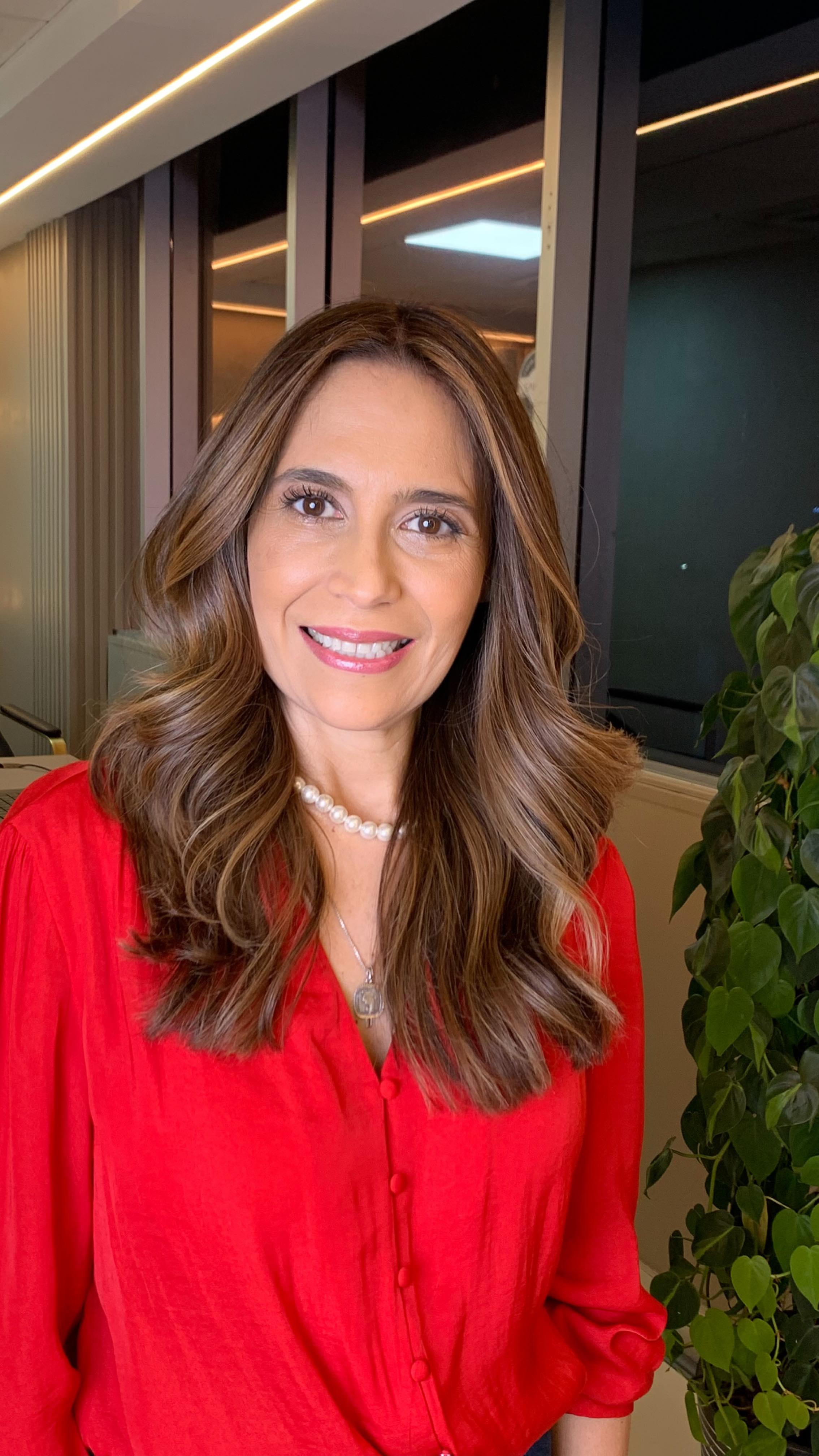 Honey Mocha Luxe 🤎✨
Un diseño de color que equilibra luz, suavidad y elegancia en cada movimiento.
Un mocha cálido con destellos miel que iluminan el rostro sin perder naturalidad.
Perfecto para quienes buscan un look sofisticado, moderno y fácil de mantener.
Tu cabello también puede verse así.
¿Lista para tu transformación? ✨
📍 Jesús Tabarés Salón – Panamá
📲 Reserva por DM
#HoneyMochaLuxe #ColorByJesusTabares #BrunetteLuxe MochaGlow DiseñoDeColor HairPanama ColorPersonalizado BalayagePanama