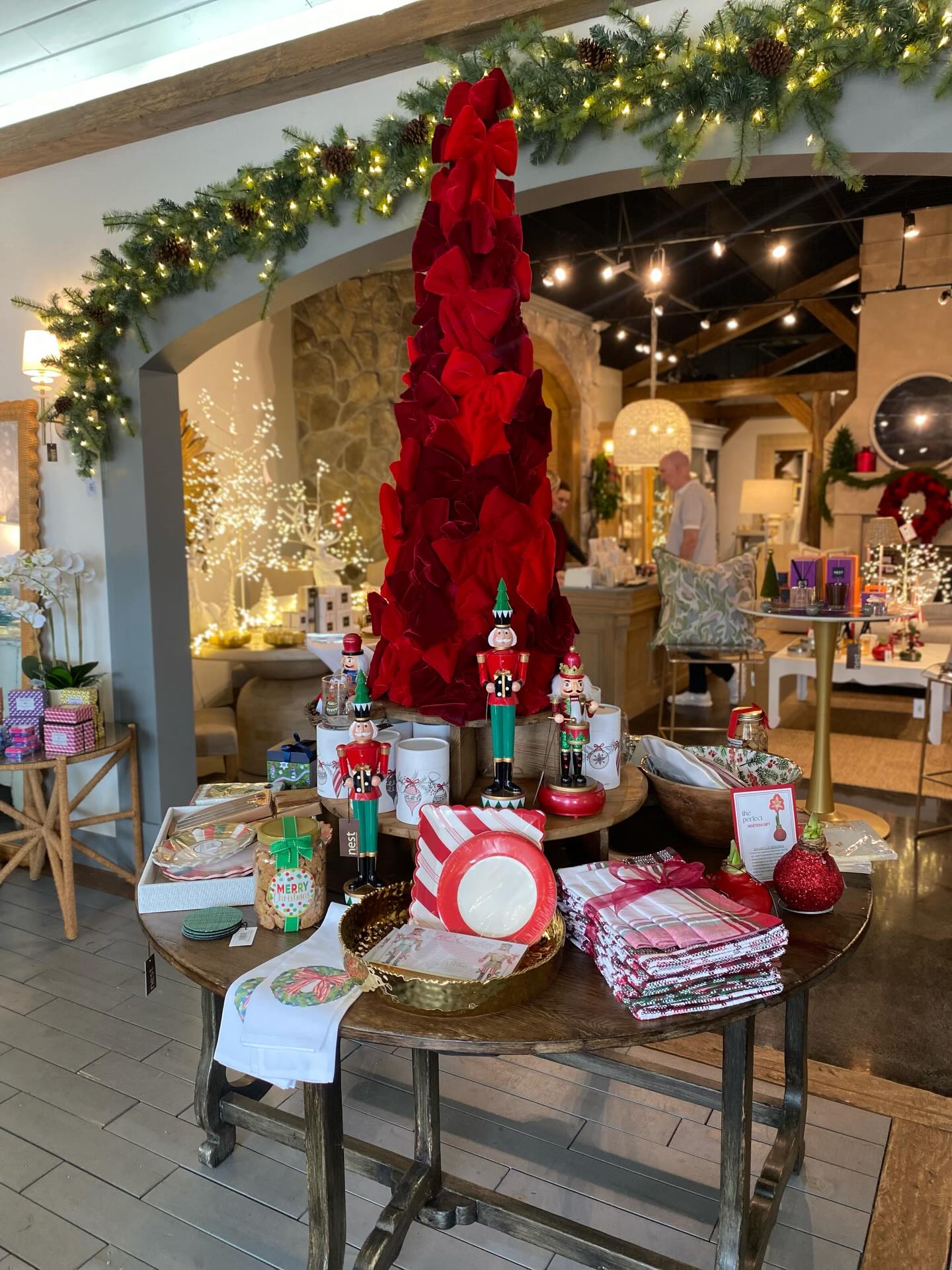Looking for the perfect holiday gift? 🎄🎁 Nest Fine Homes is one of our local go-to’s! They’ve got amazing picks for every family member — and their Ocean Mist & Sea Salt liquid hand soap is a personal fave. Swing by their shop in The Forum this season!