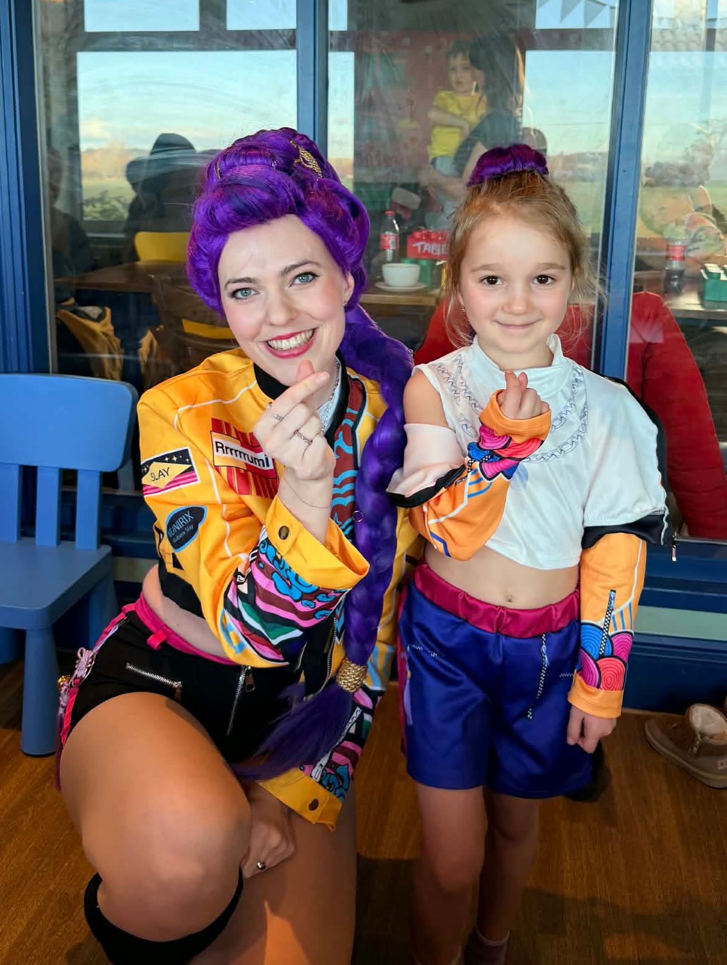 Rumi was invited to Sarah’s 6th Birthday party recently and had an amazing time singing Golden with all the children! Happy Birthday Sarah 🥳🎂💜
#swindonmums #surreymums #kidspartyentertainment #kpopdemonhunters #kpopparty #karaokeparty