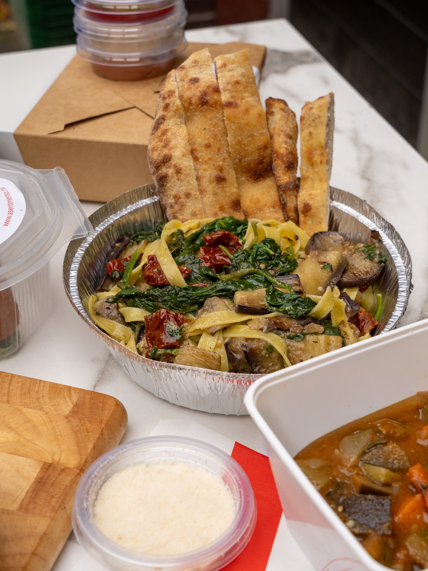 🍝✨ Italian comfort done right.
Fresh pasta, roasted veggies, rich flavors, and that perfect crunchy bread — the kind of meal that makes everything better.
Simple, rustic, seriously delicious. 🇮🇪❤️
#ItalianFood #PastaLovers #FreshPasta #ItalianCuisine #Foodie #Foodstagram #ComfortFood #EatItalian #DinnerGoals #FoodLove #DeliciousEats