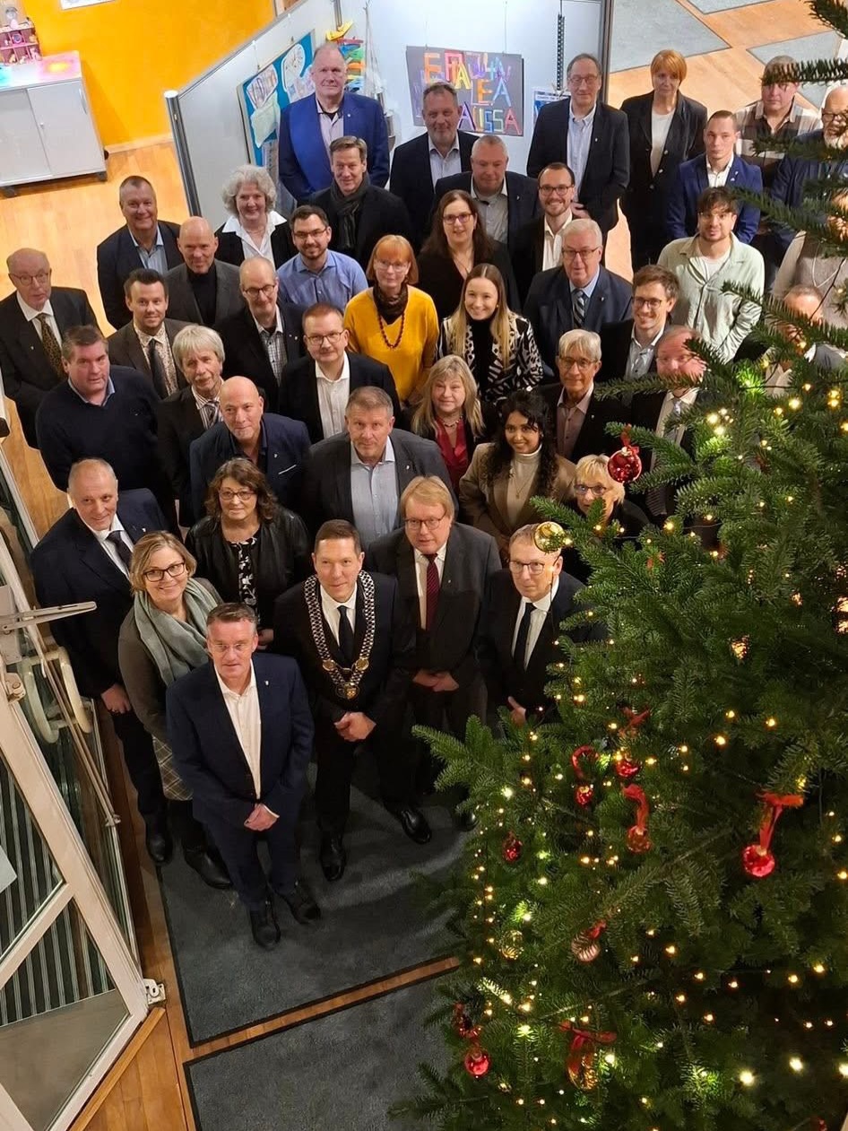 Gummersbacher Stadtrat konstituierte sich reibungslos
Zentrale Themen der konstituierenden Sitzung des Gummersbacher Stadtrates waren einerseits die Verpflichtung bzw. Vereidigung des neuen Bürgermeisters Raoul Halding-Hoppenheit und andererseits die der alten und neuen Ratsmitglieder 💯 Als dienstältestes Ratsmitglied nahm Rainer Sülzer den feierlichen Akt der BM-Vereidigung vor 👏
In ihren Ansprachen betonten sowohl Rainer Sülzer als auch der Bürgermeister, dass sie der gemeinsamen Zusammenarbeit von Verwaltung und neu formiertem Stadtrat optimistisch entgegen sehen, habe sich doch Gummersbach in der Vergangenheit meist dadurch ausgezeichnet, dass ein Großteil der richtungsweisenden Entscheidungen nach konstruktiven Diskussionen weitestgehend einstimmig gefasst wurden.💪
Die nächste wichtige Entscheidung betraf die Ämter des ersten und zweiten stellvertretenden Bürgermeisters. Hier wurden ohne Gegenstimmen Jürgen Marquardt und Oliver Kolken gewählt. In großer Einmütigkeit wurden anschließend auch die Beschlüsse zur Bildung der Ausschüsse und der Ausschutzvorsitzenden gefasst.
Ergebnis:
▶️ Hauptausschuss und Ausschuss für öffentliche Ordnung (Vorsitz: BM)
▶️ Finanz- und Wirtschaftsförderungsausschuss (Vorsitz: Axel Blüm)
▶️ Rechnungsprüfungsausschuss (Vorsitz: Konrad Gerards)
▶️ Ausschuss für Stadtentwicklung, Infrastruktur und Digitalisierung (Vorsitz: Karl-Heinz Richter)
▶️ Ausschuss für Klimaschutz, Nachhaltigkeit und Mobilität (Vorsitz: Bastian Frölich)
▶️ Jugendhilfeausschuss
▶️ Ausschuss für Kultur und Ehrenamt (Vorsitz: Rainer Degner)
▶️ Ausschuss für Schule, Sport, Soziales, Familie und Migration (Vorsitz: Rainer Sülzer)
▶️ Wahlprüfungsausschuss (Vorsitz: Jürgen Marquardt)
▶️ Betriebsausschuss Stadtwerke (Vorsitz: Volker Kranenberg)
▶️ Ausschuss für Chancengerechtigkeit und Integration