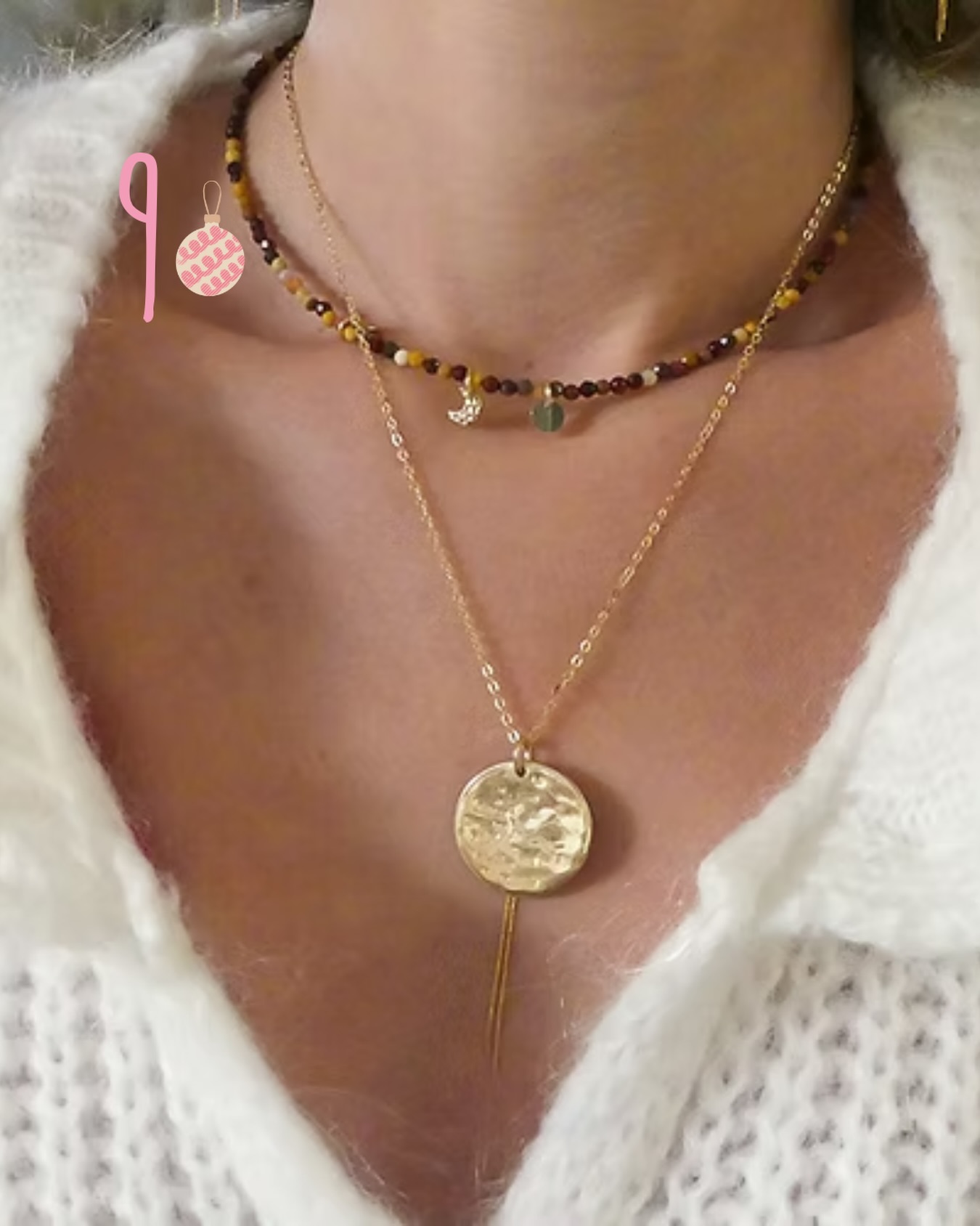 ✨ Jour 9 — Nouvelle Lune
Aujourd’hui, la case du calendrier s’ouvre sur un nouveau cycle…celui de la Nouvelle Lune.
Un moment suspendu, une page blanche, un souffle qui dit : *« recommence, renouvelle-toi, rêve encore ».
Ce collier symbolise cet instant précieux où l’on plante des intentions, où l’on écoute ce qui murmure à l’intérieur, où l’on choisit ce que l’on souhaite éclairer.
La Nouvelle Lune, c’est la promesse du renouveau, de la douceur qui revient, de la lumière qui se prépare, doucement, avant de briller fort.
Un bijou pour celles qui avancent en confiance, même lorsque la nuit est discrète.
Parce qu’elles savent que tout recommence…toujours. 🌑✨💬🎄✨*
Et vous, que mettriez-vous en intention pour la prochaine nouvelle lune ? 💫
#creatricebijoux#artisanebijoutiere#bijouxfaitsmain#femmeactive#paumaville64#paillettesdansmavie#mamanepanouie#chargementaledesfemmes#jaimelavie#etresoimeme#cadeaumariage#petitsbonheurs#40ans#confianceensoi#maternité#moderesponsable