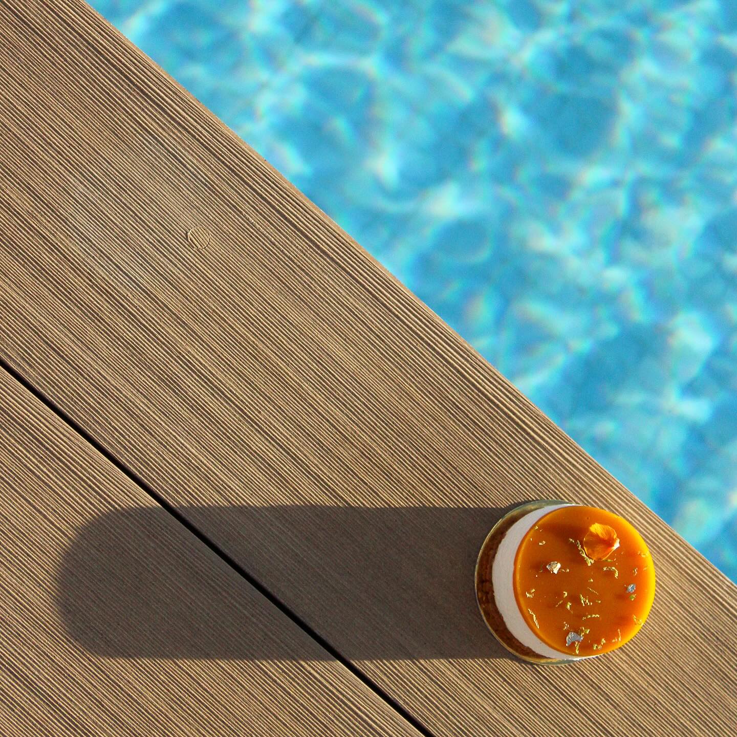 O cómo relajarse junto a la piscina 👌
¡Descubre nuestro cheesecake que refresca el paladar en los calurosos días de verano! Un queso fresco batido con sabores de limón amarillo y lima, y un gel de mango ligeramente ácido. 🥭🍋
#mangocheesecake #summervibes☀️ #stayfresh #mallorca