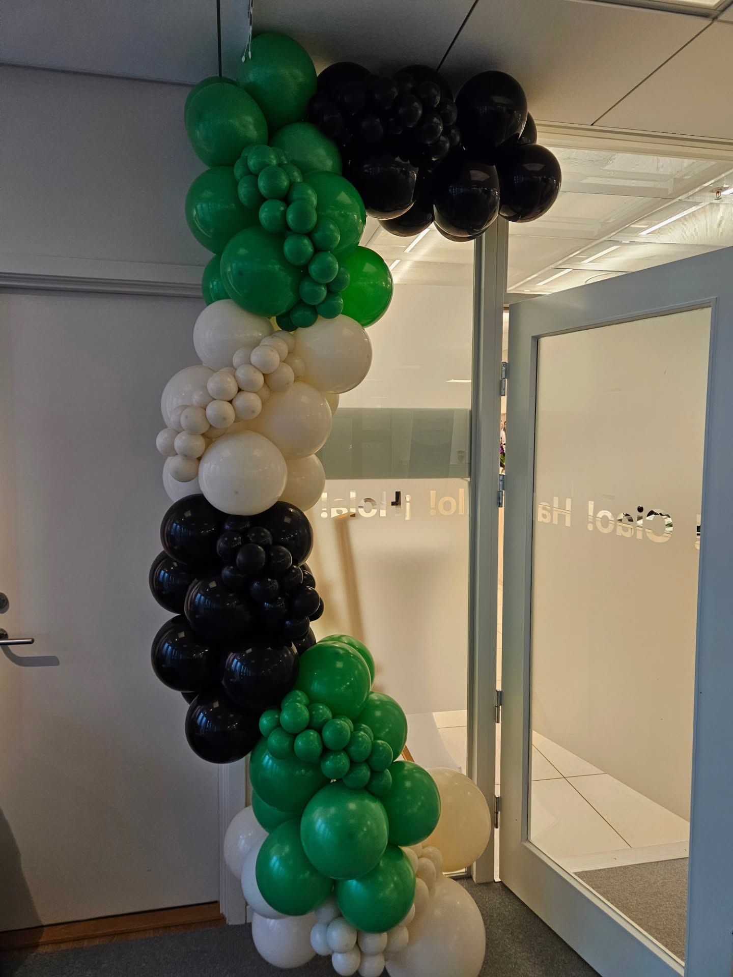 Nu är vi redan en bra bit in i december, och bakom kulisserna har vi fullt upp med att dekorera inför julbord och julfester. ❄️🥂
Och självklart blåser vi – i vanlig ordning – en hel del ballonger! 🎈
Men innan vi helt går vidare med decembermagin vill vi göra en liten återblick till november, då vi hade äran att skapa en härlig organisk ballongbåge till Sverigelanseringen av LEAD Network i Stockholm.
Ballongbågen gick i deras egna färger: grönt, vitt och svart, och blev ett fint välkomnande i entrén! ✨️