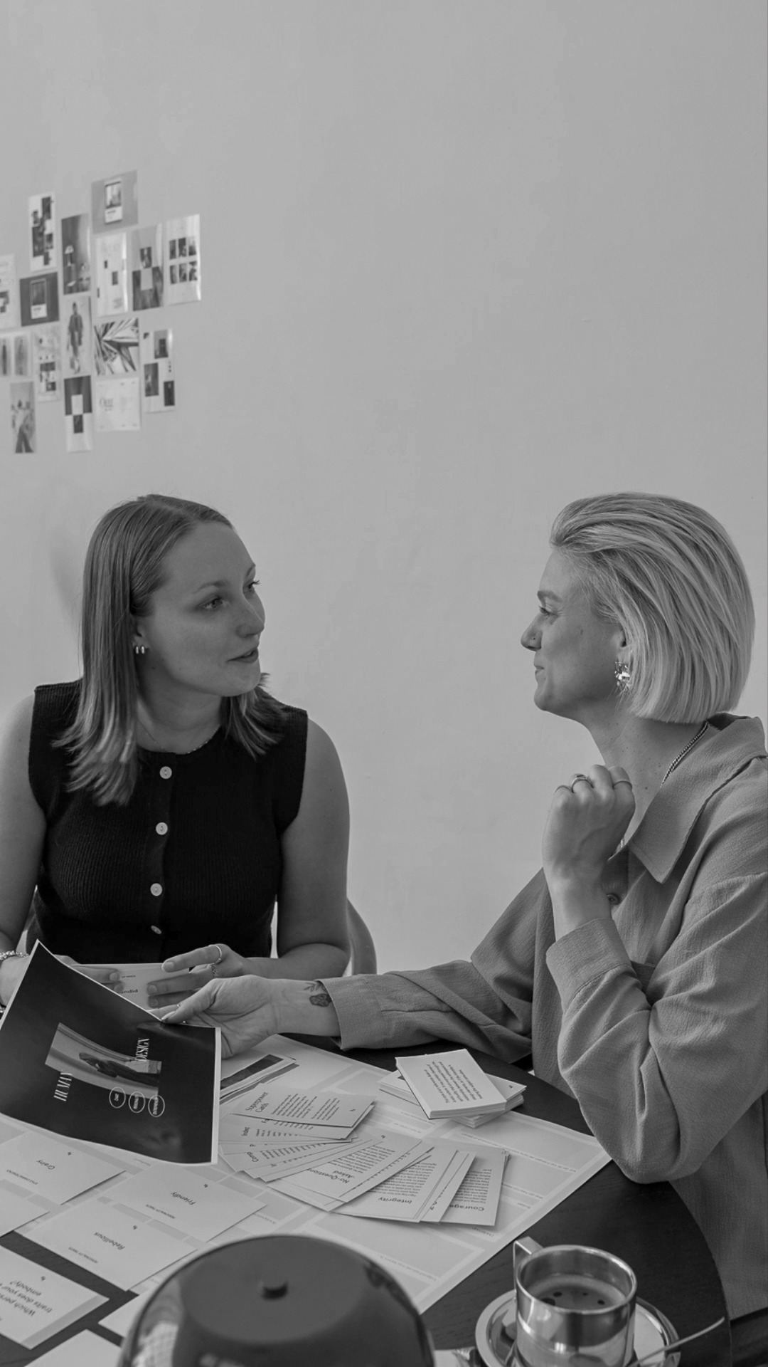 Als ondernemer voelt ge snel wanneer uw brand niet meer in de richting staat waar ge naartoe wilt.
En wat doen we dan? We beginnen te sleutelen aan de buitenkant.
• nieuwe kleuren
• nieuwe fonts
• een nieuw logo
• andere templates
• een nieuwe Instagramstijl
Het voelt alsof ge uw merk aan het upgraden zijt. Maar da’s net de valkuil: ge zijt tien stappen vooruit aan het lopen, terwijl uw fundament nog op de oude versie staat.
Ge kunt uw buitenkant duizend keer restylen… maar als het fundament niet klopt —missie, positionering, doelgroep, energie, merkverhaal — dan blijft het wringen.
• uw boodschap komt niet zoals ge wilt
• de juiste klanten haken niet aan
• uw content voelt hol, hoe mooi ze er ook uitziet
Want een brand bouwt ge niet van buiten naar binnen. Ge bouwt het van binnen naar buiten. Eerst uw fundament. Dan uw branding. Dan uw content.
En het is precies daar dat het voor zoveel ondernemers misloopt: ze upgraden hun look, maar niet hun richting.
Wanneer uw fundament klopt — uw verhaal, uw energie, uw keuzes — dan wordt de buitenkant eindelijk een verlengstuk van wie ge zijt.
• dan trekken uw visuals de juiste mensen aan
• dan vertelt uw content vanzelf het juiste verhaal
• en dan voelt uw brand weer als: “Ja, dit ben ik
Da’s de volgorde that works en da’s waar de echte shift gebeurt.