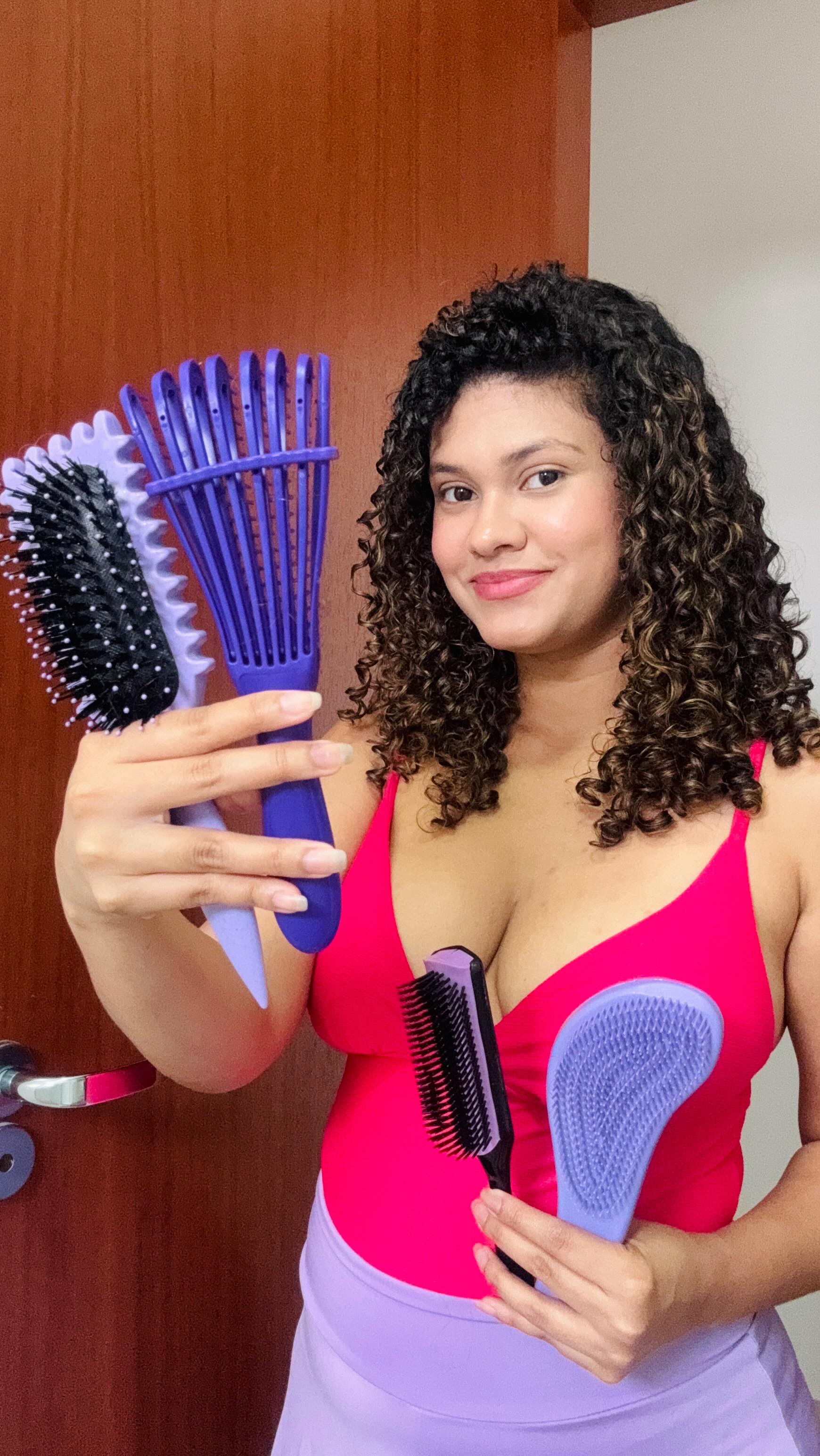 Te cuento que no todos los cepillos otorgan la misma definición. Hoy te explico las diferencias para que así eligas el ideal según lo que estás buscando.Puedes conseguirlos todos en www.rulosshop.com con envío gratis a 🇨🇱🇲🇽🇧🇷🇨🇴#rulosshop #curlyhair #wavyhair #afro
