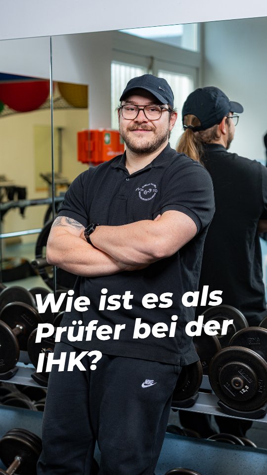 Ich war wieder bei der IHK München/Oberbayern, um an der schriftlichen Winterabschlussprüfung mitzuwirken. Für mich ist dieses Ehrenamt jedes Mal ein Highlight: fachlich arbeiten, konzentriert korrigieren und gemeinsam mit erfahrenen Kolleginnen und Kollegen für faire und saubere Prüfungen sorgen.
Wie läuft so ein Prüfungstag ab?
– Ankommen, kurzer Austausch im Team
– Aufgabenverteilung und erste Durchsicht
– Gemeinsame Besprechung von Grenzfällen
– Korrektur nach festen Richtlinien
– Abschließende Qualitätssicherung im Prüferteam
Was sollte man mitbringen?
– Berufserfahrung im eigenen Ausbildungsberuf
– fachliche Sicherheit
– ein gutes Verständnis für Ausbildungsinhalte
– zuverlässige, strukturierte Arbeitsweise
Warum ich das Ehrenamt empfehlen kann:
– wertvoller Austausch mit Menschen aus dem eigenen Berufsfeld
– die Möglichkeit, aktiv zur Qualität der Ausbildung beizutragen
– flexible Einsatzmöglichkeiten: schriftlich, mündlich oder Aufsicht
– die IHK sorgt stets für eine angenehme Arbeitsumgebung (Verpflegung, Organisation, Ablauf)
Die IHK freut sich über neue Prüferinnen und Prüfer – besonders in Ausbildungsberufen, in denen es nur wenige Ehrenamtliche gibt. Wer seine Erfahrung einbringen möchte und Interesse daran hat, die Qualität der Ausbildung aktiv mit abzusichern: Es lohnt sich wirklich.