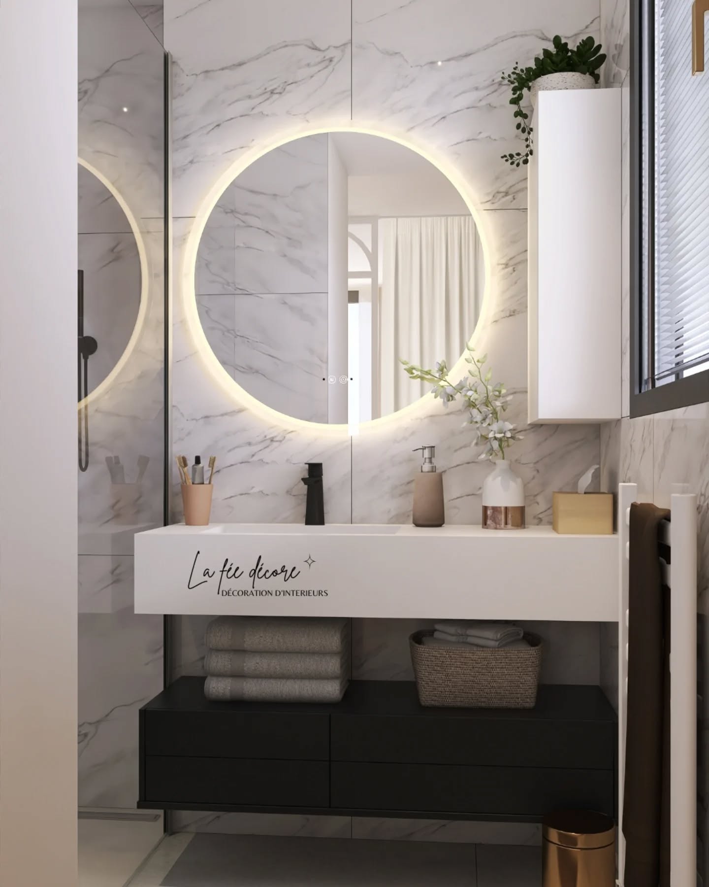 La suite parentale de Marie repensée en 3D 💫
Aujourd’hui, je te dévoile la suite du projet de Marie, secrétaire, qui vit en couple avec son mari.
Elle souhaitait transformer sa suite parentale pour en faire un lieu plus doux, romantique et agréable à vivre à deux, tout en restant fonctionnel au quotidien.
La salle d'eau était peu décorée et manquait de rangements 😕
➡️ Dans ce projet, j’ai ajouté :
▪️ un meuble haut suspendu, profond et de faible largeur, en blanc pour se fondre et pour avoir plus de rangement
▪️ une plante verte retombante pour apporter une touche végétale
▪️ un tabouret près de la douche pour plus de praticité avec le nécessaire de toilette
▪️ quelques accessoires dans la palette de couleurs définie
👉 Et toi, est-ce que tu te sens vraiment bien dans ta salle de bain aujourd'hui ? Tu aurais envie de la repenser ?
☑️ Formule Métamorphose + options ambiance et shopping
.
.
.
#décorationintérieure #suiteparentale #avantapres #avantapresdeco #grilly #salledebain #salledeau