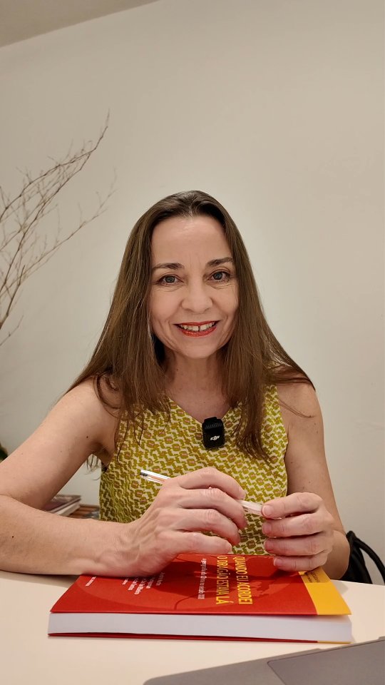 Uma sugestão de leitura para as férias! Quando eu acordei, o Dragão estava lá - a geografia da China no século XXI, da @hucitec . Na Rádio (e nos agregadores de podcast e nas páginas do Jornal da USP) você tem a entrevista completa com o professor @filipegiuseppedbr , um dos coorganizadores da edição.
Bora aproveitar 2026 para, definitivamente, aproximar-se mais da China.