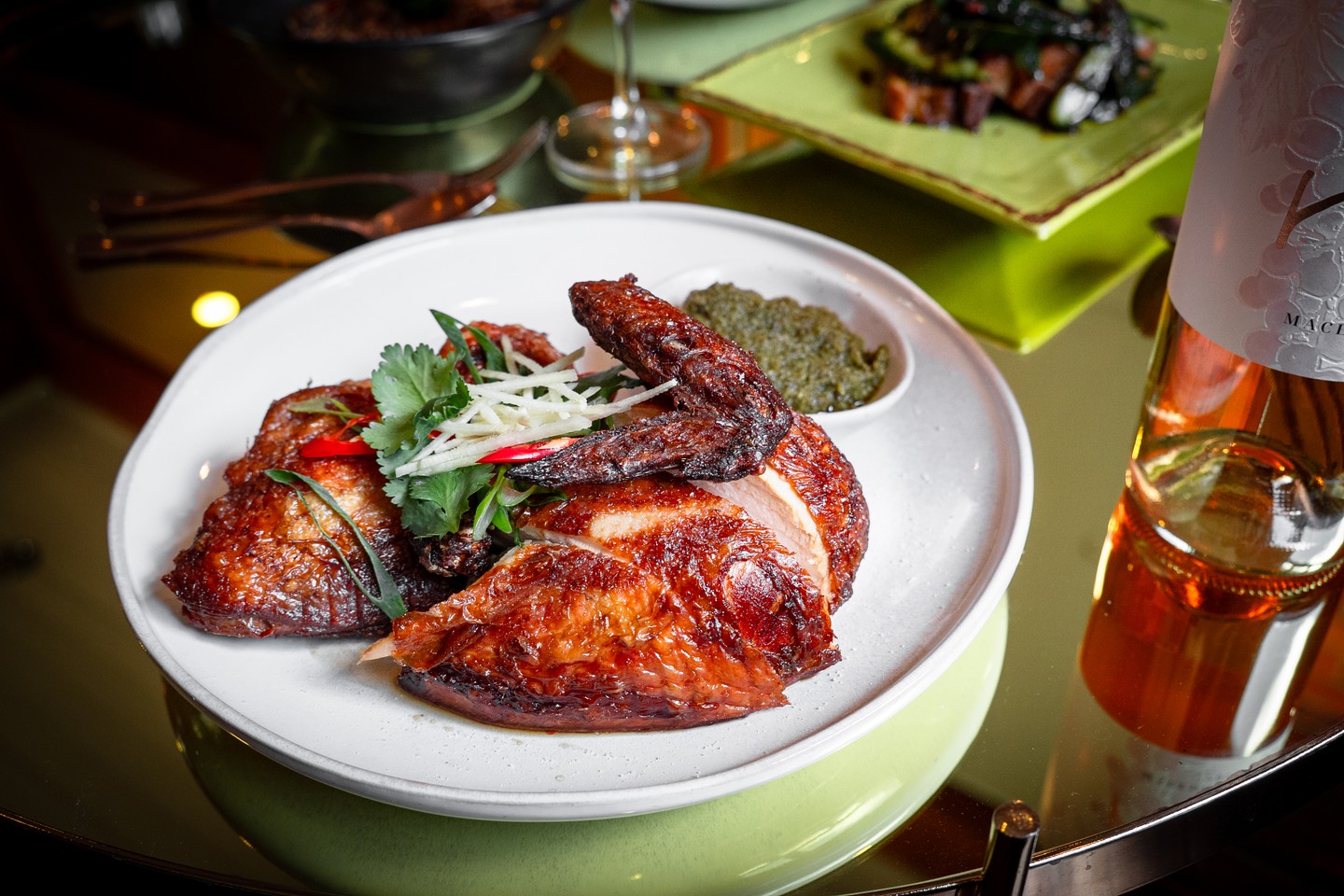 Half crisp masterstock chicken with spring onion and ginger sauce.
Crisp skin, tender meat, and the clean heat of ginger; a classic done the Fook Shing way.
.
.
.
.
.
.
#kyneton #piperstreet #piperstreetkyneton #macedonranges #daylesfordmacedonranges #macedonrangesnaturallycool #visitvictoria #tourismvictoria #fookshing #fookshingkyneton #victorianwine #melbournefoodie #macedonrangesfood #asiancuisine #kynetonfood #chickendish