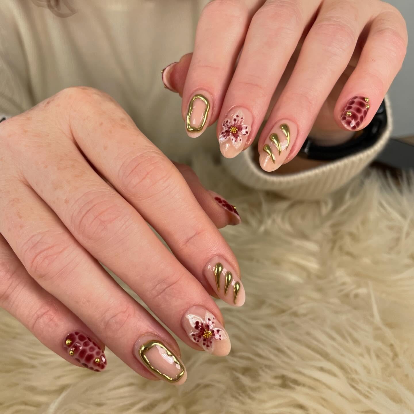 Edle Nägel entstehen dort, wo kunstvolle 3D Blumen 🌸, warme Rottöne ❤️ und schimmerndes Gold ✨ aufeinandertreffen.
Für Terminvereinbarungen und individuelle Anfragen freue ich mich über eine private Nachricht 🥰
Oder ganz einfach, direkt online Termin buchen 😉 Alina-Demakow.de