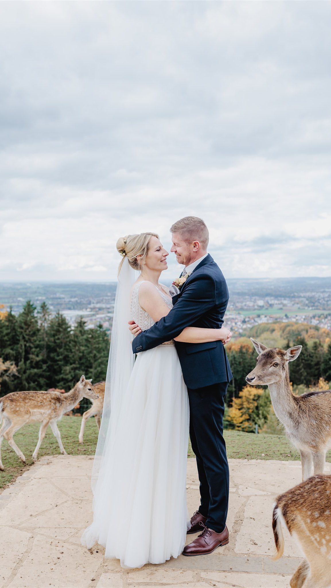 ✨ Es braucht nicht viel. Nur euch. ✨
Manche der schönsten Momente entstehen dann,
wenn nichts weiter passiert als Nähe.
Kein großes Set.
Kein perfekter Ablauf.
Kein Zwang, irgendetwas darzustellen.
Nur ihr.
Zeit füreinander.
Und dieser eine Moment, der sich richtig anfühlt.
Genau so entstehen Bilder,
die sich auch Jahre später noch nach euch anfühlen. 🤍
Wenn ihr euch genau solche Erinnerungen wünscht
und gerade mitten in eurer Hochzeitsplanung steckt:
Schreibt mir gern – ich freu mich, von euch zu lesen. 🫶🏼
#hochzeitsfotografschwaebischgmuend
#hochzeitsfotografie
#echtemomente
#authentischehochzeitsfotografie
#heirateninbadenwuerttemberg
#hochzeit2026
#hochzeit2027
#burgstaufeneck
#paarshooting
#hochzeitsbilderdiebleiben