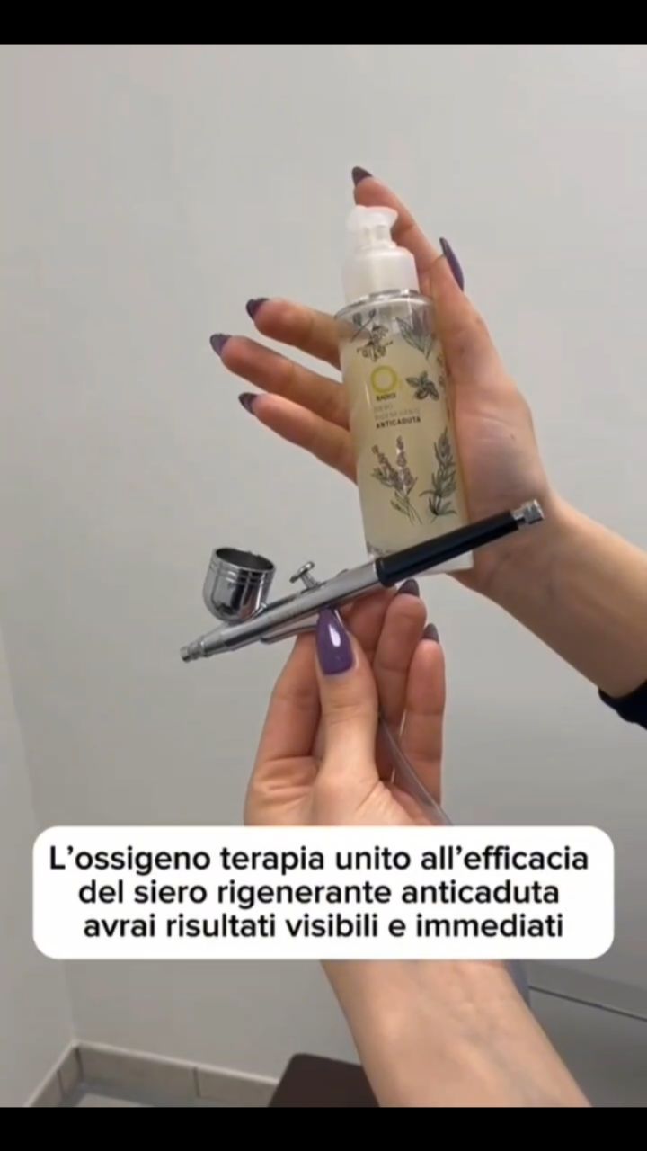 VUOI CAPELLI PIÙ FORTI, VITALI E SANI? 💆♀️✨
Il segreto è l’ossigeno puro al 98%, unito al potere della natura.
Con la nostra Ossigeno-Terapia, veicoliamo in profondità il nostro Siero Rigenerante Anticaduta 100% naturale, ricco di attivi potenti come:
🌿 Tè verde – antiossidante e stimolante
🌿 Rosmarino – riattiva la microcircolazione
🌿 Lavanda e Camomilla – lenitive e riequilibranti
🌿 Aloe Vera – idratante e rigenerante
🌿 Caffeina – energizzante e rinforzante
🌿 Ylang Ylang – riequilibra e profuma delicatamente
Un trattamento delicato ma potentissimo che lavora sulla cute, stimola la ricrescita, riduce la caduta e dona benessere immediato.
✨ Capelli più sani dalla radice ✨
Ti aspettiamo per provarlo in salone!
#Ossigenoterapia #CapelliForti #AnticadutaNaturale #SieroRigenerante #TricoVitaParrucchieri #TricovitaLab #CuraDellaCute #CapelliSani #CosmeticaNaturale #Ossigeno98 #HairCare #StimolaLaRicrescita #BeautyRoutineCapelli #parrucchieriCastelleone