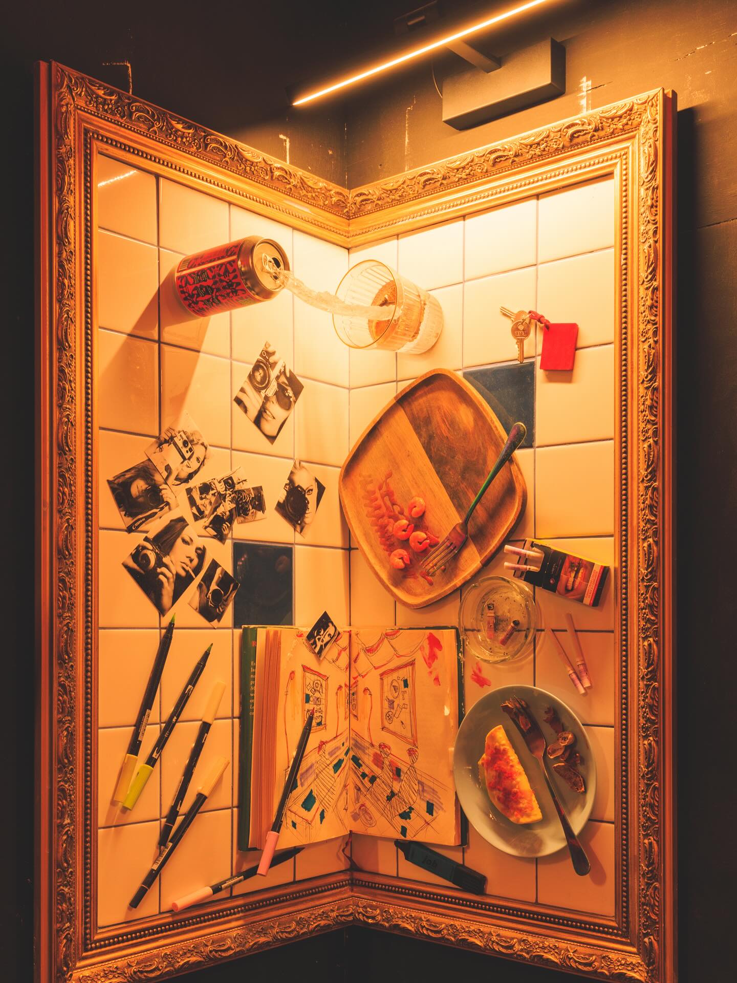 A este bar se entra por el baño.
Así nació @barnochile : un speakeasy inspirado en los darkrooms de los años 20, esos baños que los fotógrafos usaban para revelar fotos bajo una luz roja tenue.
En @pizarrastudio tomamos esa atmósfera clandestina y la llevamos al extremo: asientos, barras, mesas y obras de arte hechas con cerámica y espejos; lámparas que son duchas; bandejas de revelado flotando en el cielo, una puerta de acceso escondida con un lavamanos y un espejo en el baño de otro bar y esa luz roja matizada que lo envuelve todo.
En el próximo reel te contaremos esta historia.
Si quieres ver más historias de diseño y bares poco convencionales, te invitamos a explorar el sitioweb de @pizarrastudio . 🤓 Link en la bio!
#estrategia
#creatividad
Y una cuota de #arte
#ceramica #tiles #shower #bathroom #bar #tilesart #arte #redlight #luzroja #baño #bathroomdesign #DiseñoCircular #InteriorismoChile #DiseñoDeInteriores #MaderaRecuperada #RetailDesign #InstalaciónArtística #ArquitecturaInterior #CeilingDesign #AtmosphericDesign #PizarraStudio #barño #SustentabilidadCreativa #DiseñoSustentable #ReclaimedWood #speakeasy #darkroom #ArteYDiseño