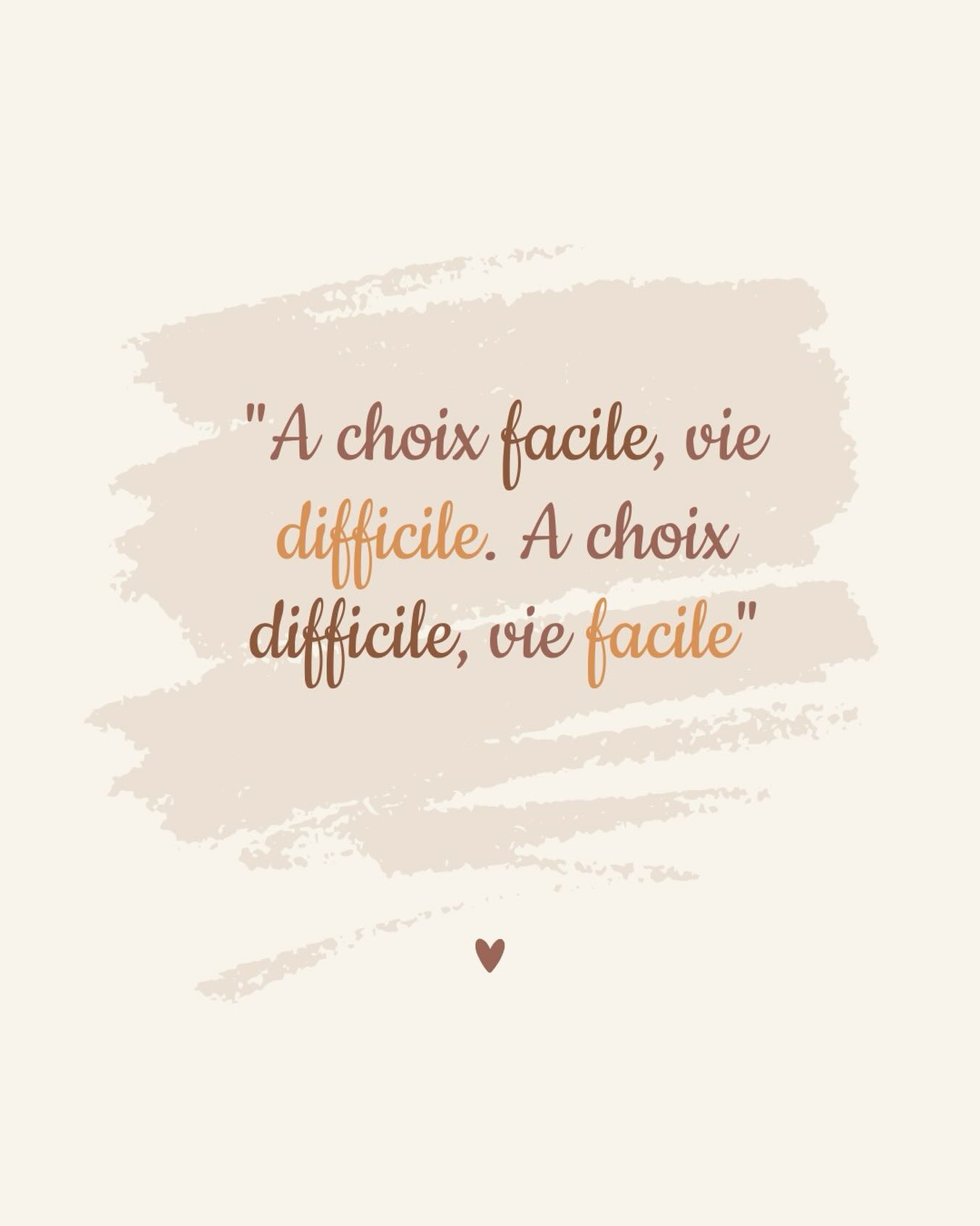 𝐀̀ 𝐜𝐡𝐨𝐢𝐱 𝐟𝐚𝐜𝐢𝐥𝐞, 𝐯𝐢𝐞 𝐝𝐢𝐟𝐟𝐢𝐜𝐢𝐥𝐞. 𝐀̀ 𝐜𝐡𝐨𝐢𝐱 𝐝𝐢𝐟𝐟𝐢𝐜𝐢𝐥𝐞, 𝐯𝐢𝐞 𝐟𝐚𝐜𝐢𝐥𝐞.
Cette phrase, je l’ai relue plusieurs fois ces derniers jours… parce qu’elle résonne fort avec ce que je viens de traverser.
Ce mois-ci, j’ai dû faire un choix qui n’avait rien d’agréable, rien d’évident, rien de confortable.
Le genre de choix qui te bouscule, qui te demande du courage, qui te met face à toi-même.
Et pourtant… je savais pourquoi je le faisais. Parce que parfois, ce qui paraît le plus difficile maintenant ouvre la porte à quelque chose de plus juste pour la suite.
Dans la vie pro comme dans la vie perso, on se retrouve souvent à un carrefour :
Soit, on reste dans le « confort » qu’on connaît, même s’il nous étouffe un peu
Soit, on choisit un chemin plus exigeant, mais tellement plus aligné.
Je pense que le deuxième demande du courage… mais c’est souvent celui qui libère.
Si tu es justement face à un choix compliqué en ce moment, rappelle-toi ceci : Tu n’as pas besoin que ce soit facile. Tu as juste besoin que ce soit cohérent avec toi et ce que tu veux vraiment.
Prends soin de toi 🤎
—————————
🙂 Je m’appelle Olivia,
✨ Je suis Coach certifiée en Ikigaï et Transition professionnelle
👉 Je t’accompagne dans ta (re)découverte de toi-même pour t’aider à façonner une vie personnelle et professionnelle qui te ressemble