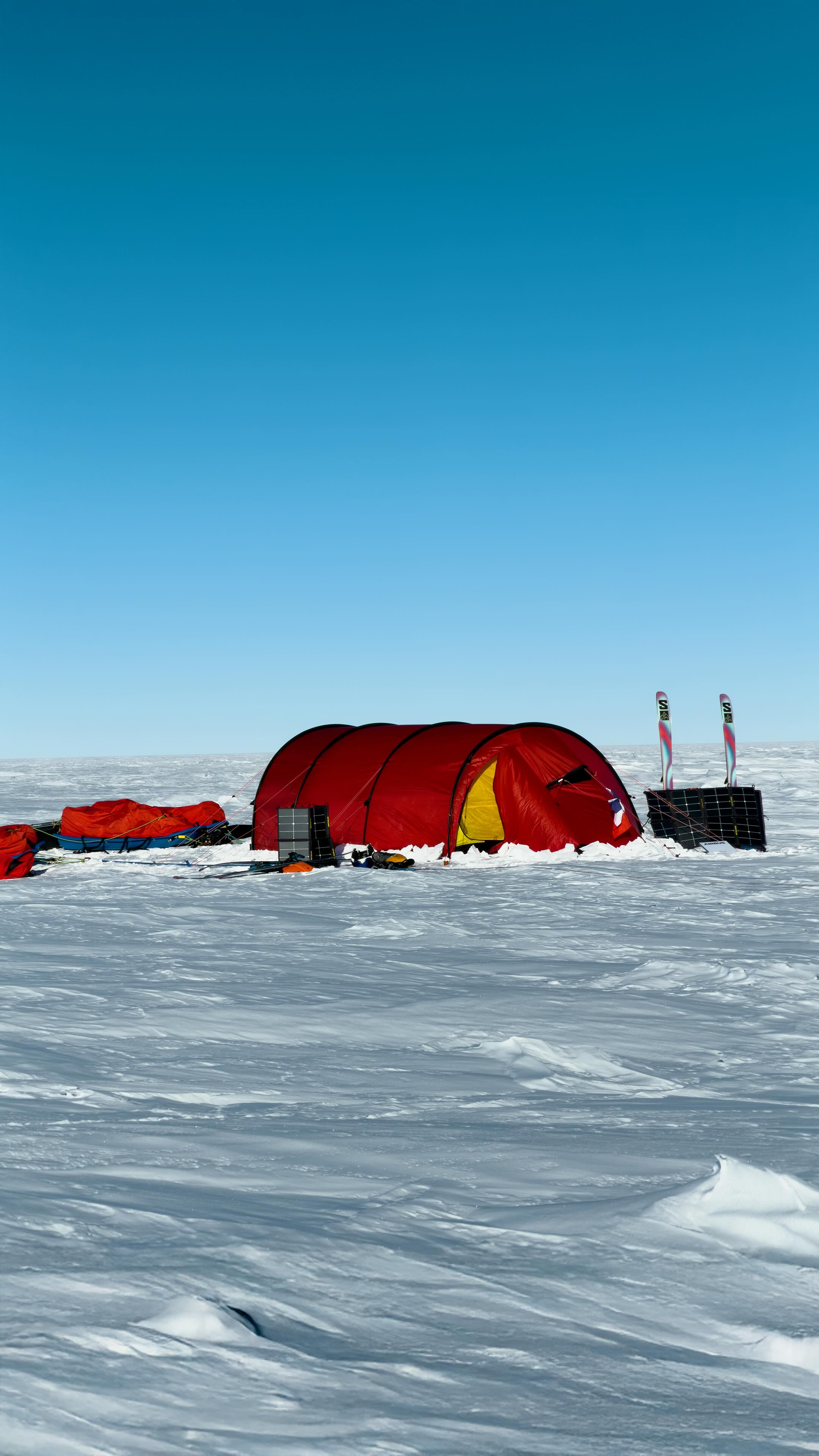 🫣 Il nous faut 4h chaque matin pour tout préparer.
👉 4000 km en kite-ski à travers l’Antarctique pendant 3 mois pour la science !
Devinez qui se réveille en premier ? 😂
⏰ Morning routine :
🕖 Réveil à 7h dans la chambre N°70 de @lacouronne_argentiere
🔋 On débranche les batteries chargées pendant la nuit.
⚡️ On remet d’autres appareils à charger pendant qu’on se prépare.
🥤 On s’hydrate en continu — indispensable ici.
❄️ On fait fondre la neige pour obtenir de l’eau.
☀️ On replace les panneaux solaires pour les orienter face au soleil.
🥣 Petit-déjeuner de céréales.
🌬️ Check météo.
🪥 Brossage de dents.
🧴 Crème solaire obligatoire.
🧦 On enfile nos chaussettes chauffantes @lenz_products .
🧥 On s’équipe de la tête aux pieds.
📡 On remet des batteries dans le radar.
⛺️ On démonte la tente.
💨 Dernier check du vent.
🪁 Et… on décolle.
🛰️ On continue de vous envoyer des nouvelles tous les jours !
🔔 Abonne-toi pour vivre l’expédition Under Antarctica en direct !
#UnderAntarctica #Antarctique #Science #Aventure #Expedition