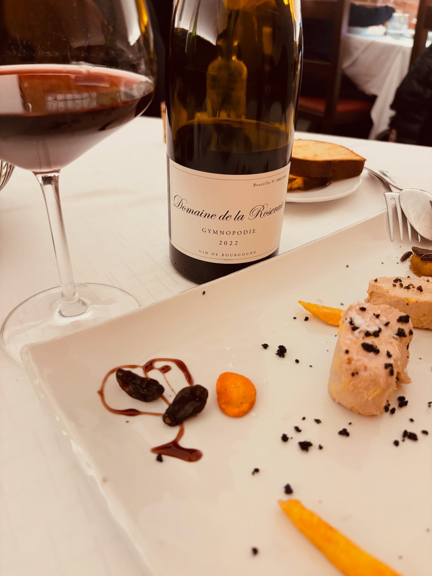 Gourmand allโ @hostaria_del_pozzo con il Gymnopodie 2022 di @domaineroseraie bottiglia nr.1002 di 2105. Pinot Noir di Borgogna senza solfiti aggiunti ๐
#naturalwine #rocknbolla #bourgogne #pinotnoir #ticino