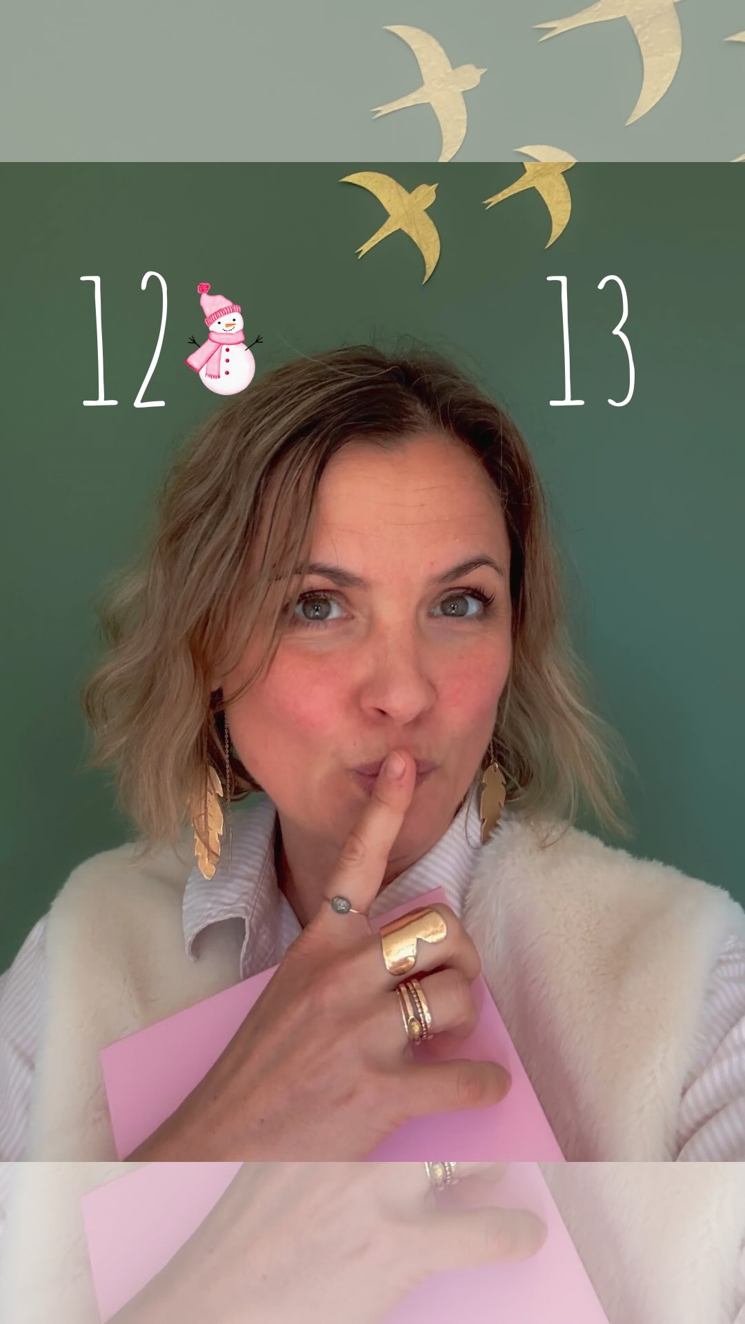 ✨ Jour 12 & 13 — je vous offre quelque chose de spécial….
Aujourd’hui, pas de bijou dans la case du calendrier…juste un éclat de rire ou plutôt un fou rire.
Un vrai. Un de ceux qui secouent, qui débordent, qui font briller les yeux et oublier le poids des jours.
Je ne vous cache pas que la période est un peu difficile…
et c’est justement pour ça que le rire devient essentiel :
une petite révolte douce,
une façon de libérer ce qui s’accumule,
de chasser les mauvaises énergies
et de revenir à l’essentiel :
la vie, la vraie.
Rire, c’est respirer plus grand.
C’est se rappeler que la joie se cultive, que la légèreté guérit,
et que parfois, un fou rire vaut mille remèdes.
Et vous, c’est quand votre dernier vrai fou rire ? ✨💛
#creatricebijoux#artisanebijoutiere#bijouxfaitsmain#femmeactive#paumaville64#paillettesdansmavie#mamanepanouie#chargementaledesfemmes#jaimelavie#etresoimeme#cadeaumariage#petitsbonheurs#40ans#confianceensoi#maternité#moderesponsable