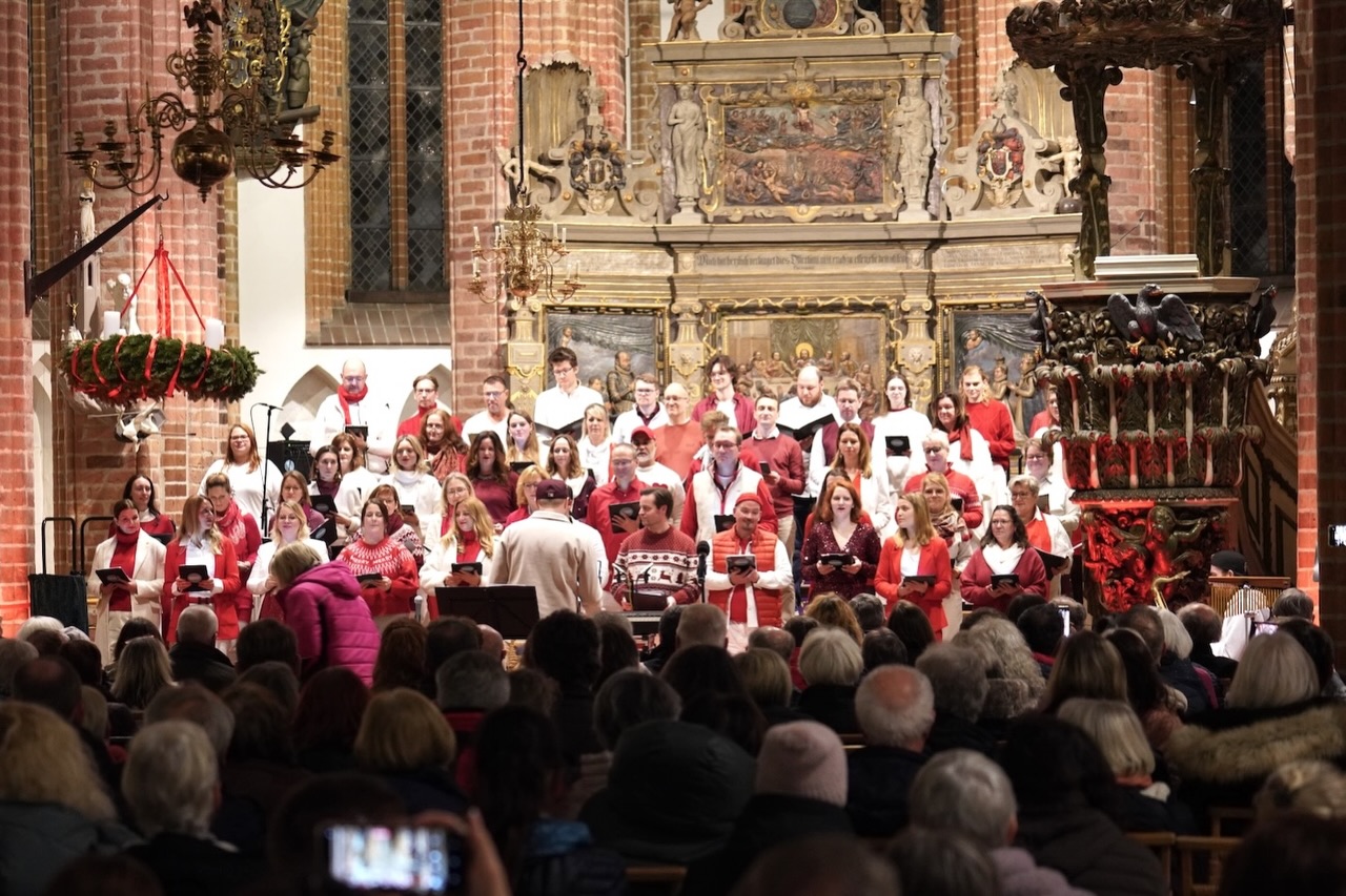 ✨ Finale, oh-oh! ✨Am 7.12. haben wir gemeinsam mit den Turmbläsern zu Nikolai die @st.nikolai_spandau nochmal richtig zum Klingen gebracht.🎺🎷
Zwei sehr unterschiedliche Klangwelten an einem Abend und genau das machte das Konzert spannend. 🎶
Das Haus war voll – ein richtig schöner Ausklang unserer Konzert-Saison. 🤩🫶🏻 Und ja: 2025 hatten wir ganze 15 Auftritte. Fünfzehn. Wir sind selbst ein bisschen stolz. 🙌 Danke an alle, die uns dieses Jahr begleitet und unterstützt haben. Ihr gebt uns Rückenwind, Bühne und jede Menge Energie. 🙏💛
Percussion & Sax: @cavelen1907 ❤️
Fotos: Robert Krull 📸🧡
#popchorspandau #konzertmomente #chor