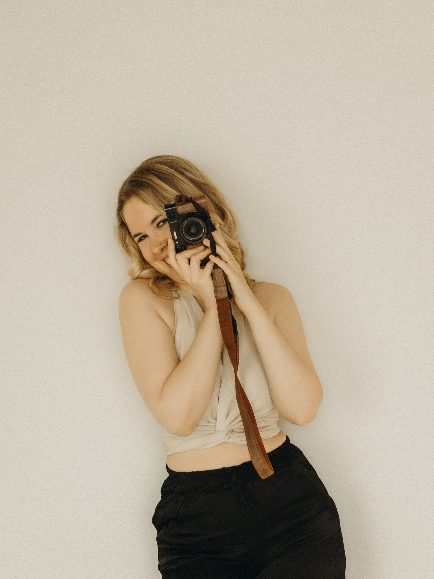 🤍 Für alle, die neu hier sind – und für all jene, die mich schon länger begleiten: Willkommen in meiner kleinen Moonstories-Welt. ✨📸
Es ist schon eine ganze Weile her, seit ich mich hier vorgestellt habe. In diesem Jahr sind wieder viele neue Gesichter dazugekommen, die meine Arbeit verfolgen und unterstützen – ein herzliches Hallo an euch alle! 🤗✨
2018 habe ich begonnen, mein liebstes Hobby – die Fotografie – zu meinem Beruf zu machen. Heute, sieben Jahre und fast hundert Hochzeiten später, kann ich sagen, dass ich darin meine absolute Berufung gefunden habe. 🤍
Es macht mich unglaublich glücklich, euch an euren emotionalsten und schönsten Tagen zu begleiten. Für euch diese Momente einzufangen, an eurer Seite zu stehen und in vielen Situationen auch eine Freundin zu sein. Wenn ich euch beim First Look ein Nastuch reichen darf, beim Getting Ready das Blasenpflaster klebe (ja, alles schon gehabt 😁), eure Trauzeugin beim Schliessen des Brautkleids unterstütze… – ich könnte ewig so weitermachen. 🤍✨
Ich liebe es, an diesem Tag mehr als „nur“ eine Dienstleisterin für euch zu sein. Für mich ist es so viel mehr. Mir ist es wichtig, dass ihr euch wohlfühlt, euren grossen Tag geniessen könnt und dass ich für euch ein Safe Space bin. Denn dann sind die perfekten Voraussetzungen geschaffen, um authentische Bilder zu kreieren – Bilder, auf denen ihr ganz ihr selbst seid✨📸🤍
Und nicht nur Hochzeiten haben mein Herz erobert.
Ich bin auch Feuer und Flamme für intime Elopements ✨, kuschlige Couple Sessions 🤍 oder wilde, ungefilterte Familiensessions voller Leben 🫶🏻
Ich liebe die Liebe zwischen Menschen – in all ihren Formen – und halte diese für euch unglaublich gerne fürs Leben fest📸🤍
Lies in den Kommentaren weiter um random facts über mich zu erfahren ⬇️ 😅