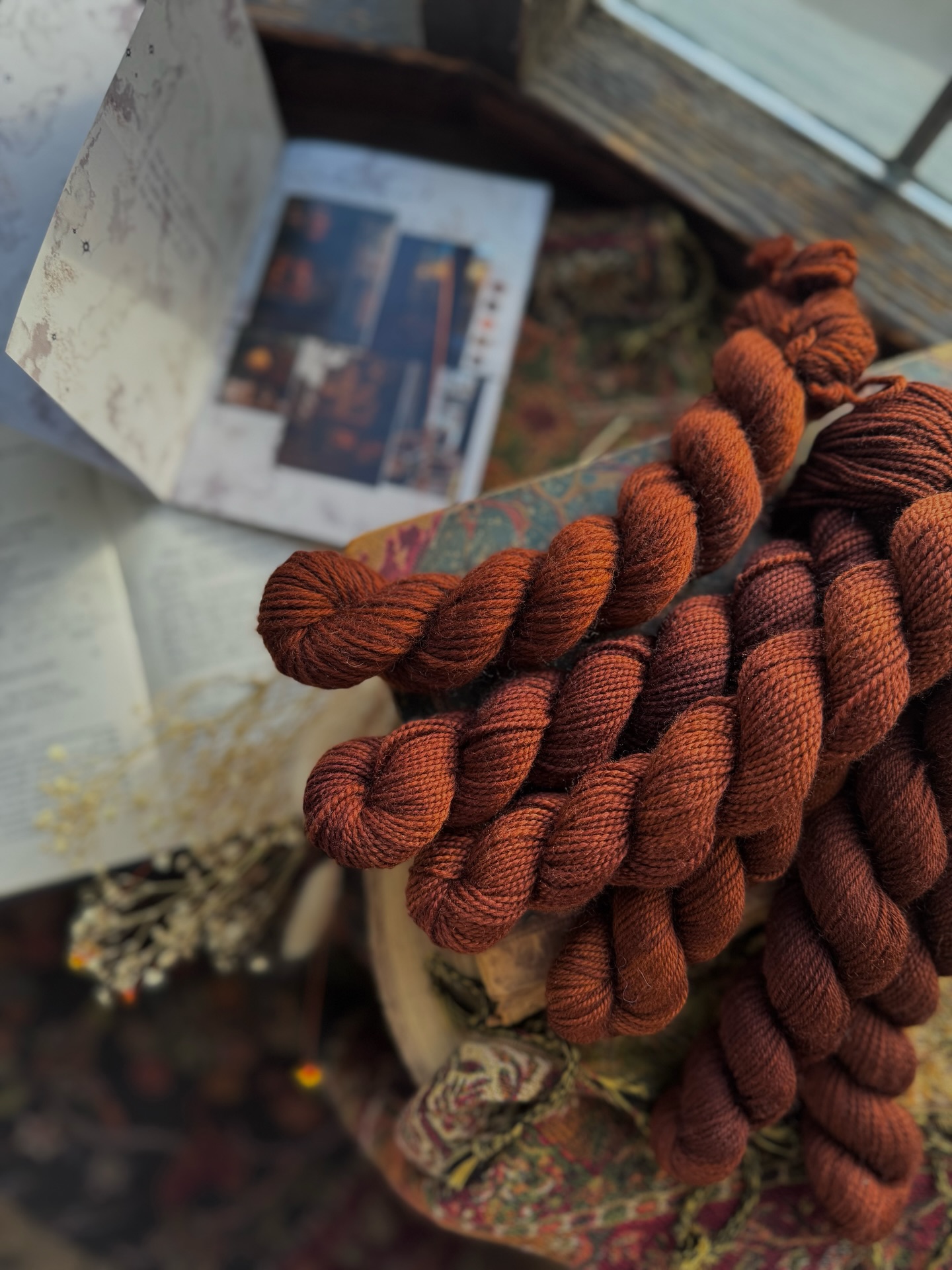 ‘Bitter little brew’ 🖤☕️ Day 6
A deep rusty brown that definitely glows from within.
I want to let you all know that I am still not up to date with my advent knitting (I never am 🤣) but maybe one year! Hopefully I can catch up but knowing me…. 😅