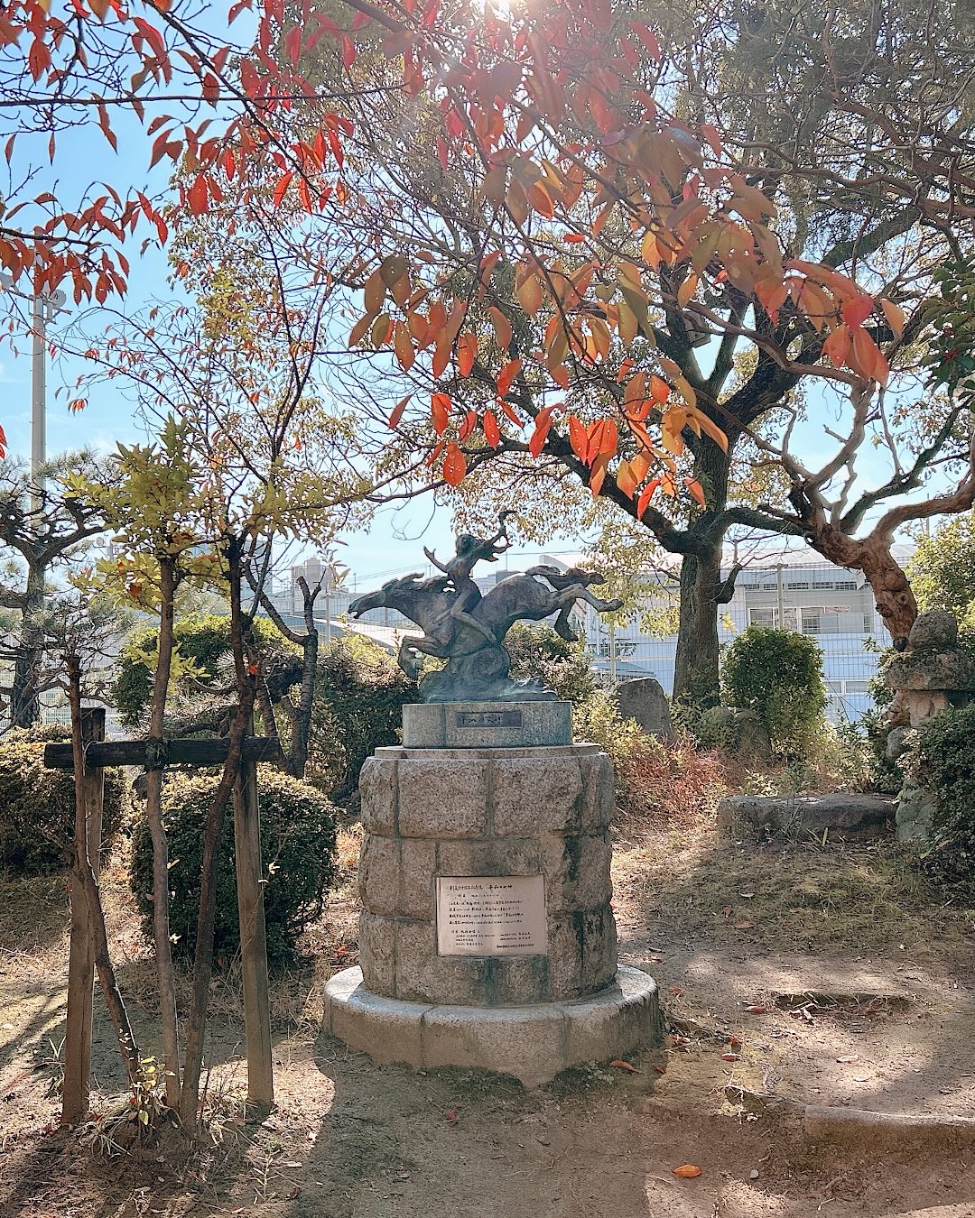 《平和の女神》 広島市立千田小学校
“Goddess of Peace”
Senda Elementary School, Hiroshima
創立60周年を記念して設置された
北村西望《平和の女神》🕊️
この台座には かつて
二宮尊徳像が立っていました
戦時中に供出されたまま
空席となっていた台座を
西望作品の設置場所として活用したそうです✨
大きなサイズの《平和の女神》を
目にすることが多い中
ここではより身近に感じられるサイズ感で
子どもたちを静かに見守っています🍀
----------------------------------------------
This statue by Seibo Kitamura was placed
here for the school’s 60th anniversary.
The pedestal once held a statue of Sontoku Ninomiya, which was taken during the war.
Now it serves as a new home for the
"Goddess of Peace".
The smaller size makes the sculpture feel
warm and familiar— as if she gently watches
over the children every day.
#北村西望 #平和の女神 #広島 #平和のアート
#彫刻 #平和 #真の平和を戦争なき世界を
#SeiboKitamura #GoddessOfPeace #Hiroshima
#PeaceArt #PeaceMonument #SculptureArt
#Peace #TruePeaceWarlessWorld