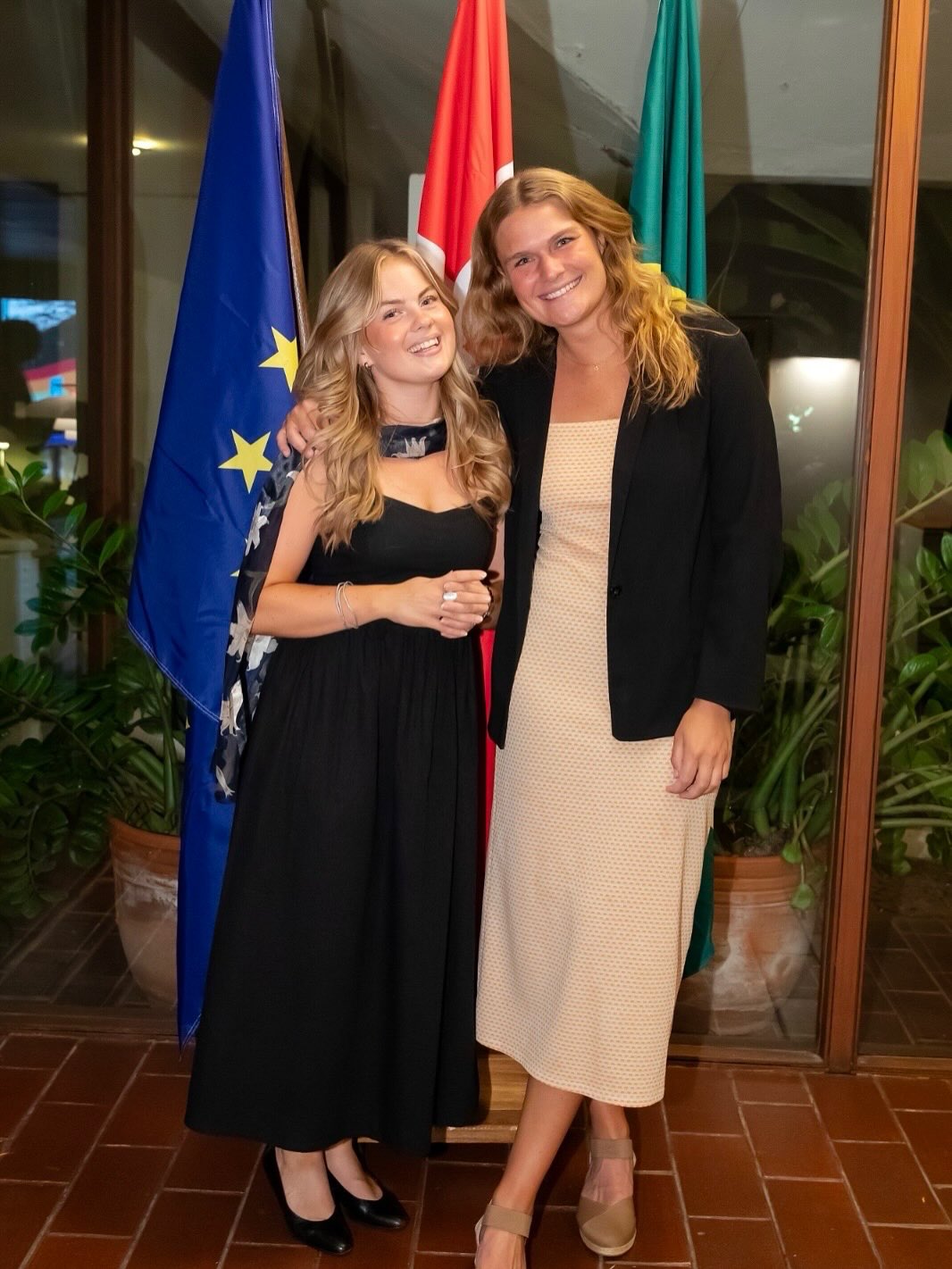 Arbeiðið á sendistovini er ein blanding av politiskum, løgfrøðiligum og praktiskum uppgávum. Vit arbeiða tætt saman við diplomatum og local staff.
Hvat arbeiði eg við?
•COP30 hevur uttan iva fylt mest, eg fari at gera eitt uppslag um tað.
• Politiskum og løgfrøðiligum uppgávum, m.a. innan klima, mannarættindi og altjóða politikk
• At fyrireika tiltøk, móttøkur og fundir
• At greina brasiliensk løgfrøðilig og politisk evni, sum eru viðkomandi fyri danskan uttanríkispolitikk
• Smærri praktiskar gerandisuppgávur.
Fyri meg sum lesandi á løgfrøði er tað serliga læruríkt, at varasendiharrin – sum hevur dagliga ábyrgdina av praktikantunum – er løgfrøðingur. Tað merkir, at eg fái góða fakliga vegleiðing og ofta arbeiði við uppgávum, har løgfrøðiligar metingar og altjóða reglur spæla ein leiklut.