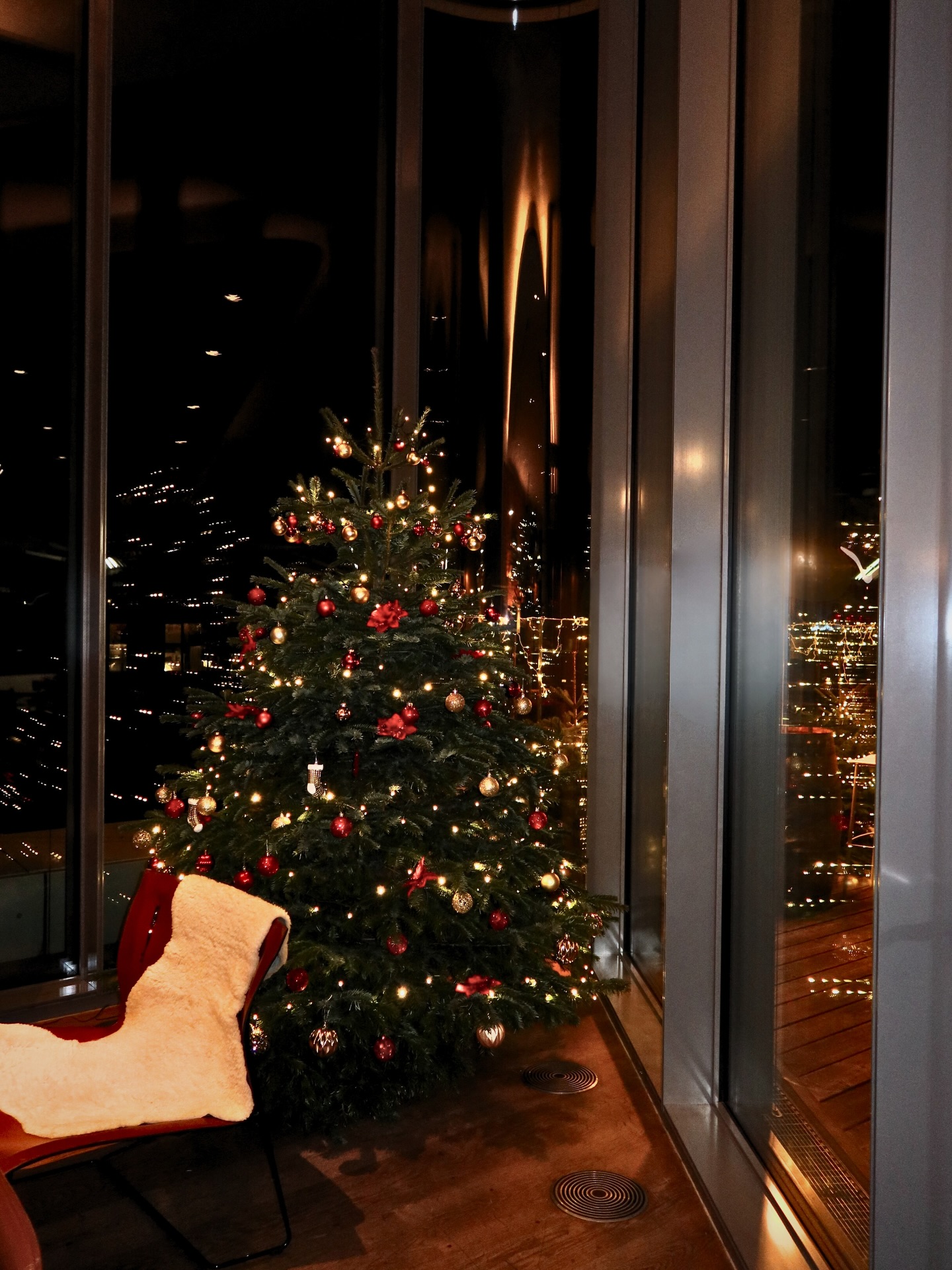 The Christmas bells are ringing 🎄✨ December is in full swing, and the festive spirit is everywhere! Join us at Aurora Rooftop Bar for holiday vibes, signature cocktails, and breathtaking views. 🍸 Whether it’s a cozy punch in the evening with friends or colleagues, one of our last Advent Brunches, or ending the year in style – celebrate New Year’s Eve with us high above the city lights. 🥂🌟
#festiveseason #newyearseve # cocktails #cozy