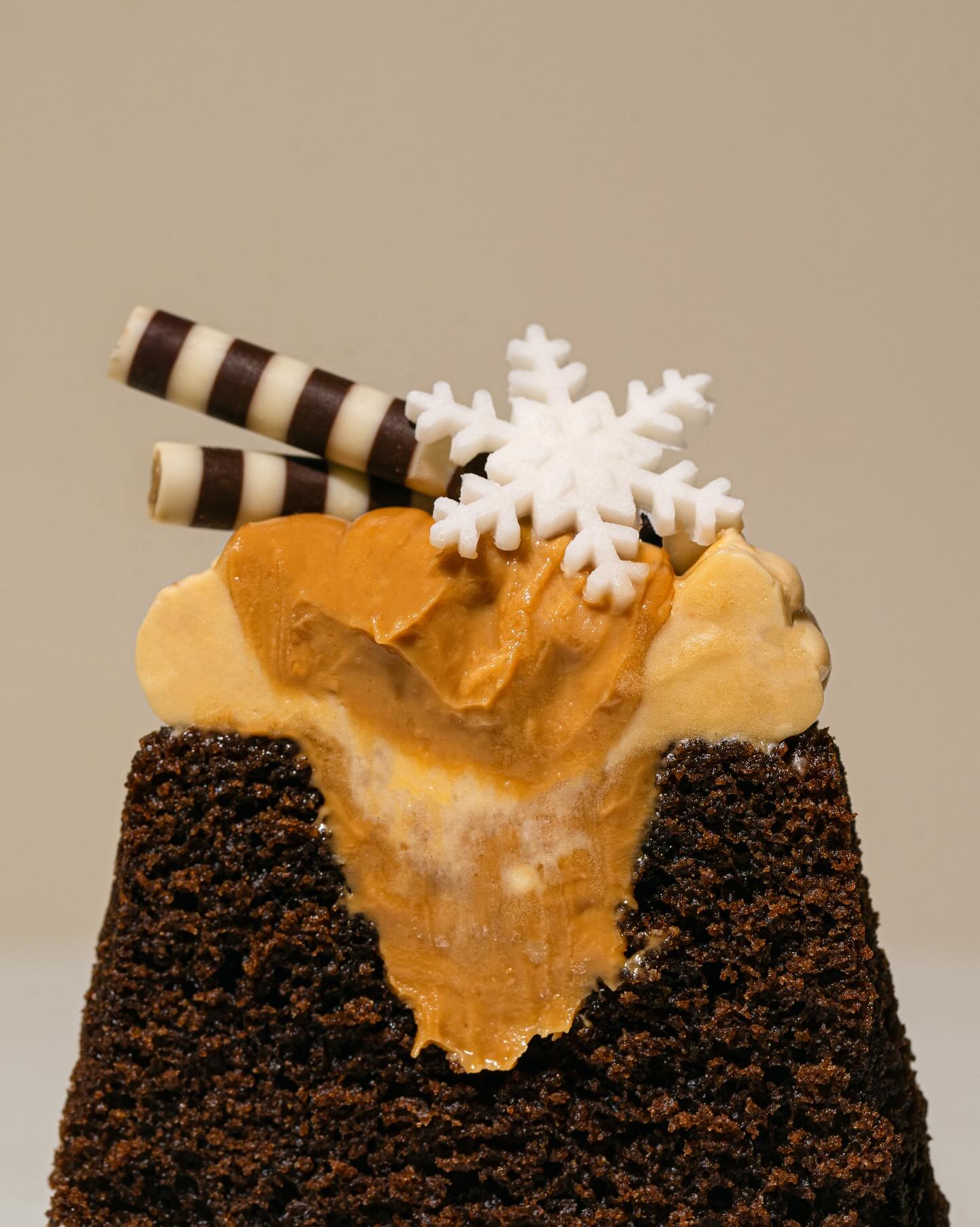 A bite-sized wonder with a nutty heart 🥜🔥 Meet the Lil Chocolate Peanut Cakes, crafted with @butter_hk , and indulge in a double layer of creamy buttercream and Bonne Maman Crunchy Peanut Spread ✨ A decadent holiday treat now available via the link in our bio or foodpanda🛒
一口解鎖濃郁花生風味的驚喜 🥜🔥 Bonne Maman 與 @butter_hk 聯手打造迷你朱古力花生醬蛋糕。迷你蛋糕,內藏雙重驚喜:幼滑的牛油忌廉與 Bonne Maman 香脆花生醬。讓每口醇香,都成為節日專屬的味覺饗宴 ✨ 立即透過主頁連結或 foodpanda 訂購 🛒
#BonneMaman #CrunchyPeanutSpreadd #DeliciousMoment #Deliciousness