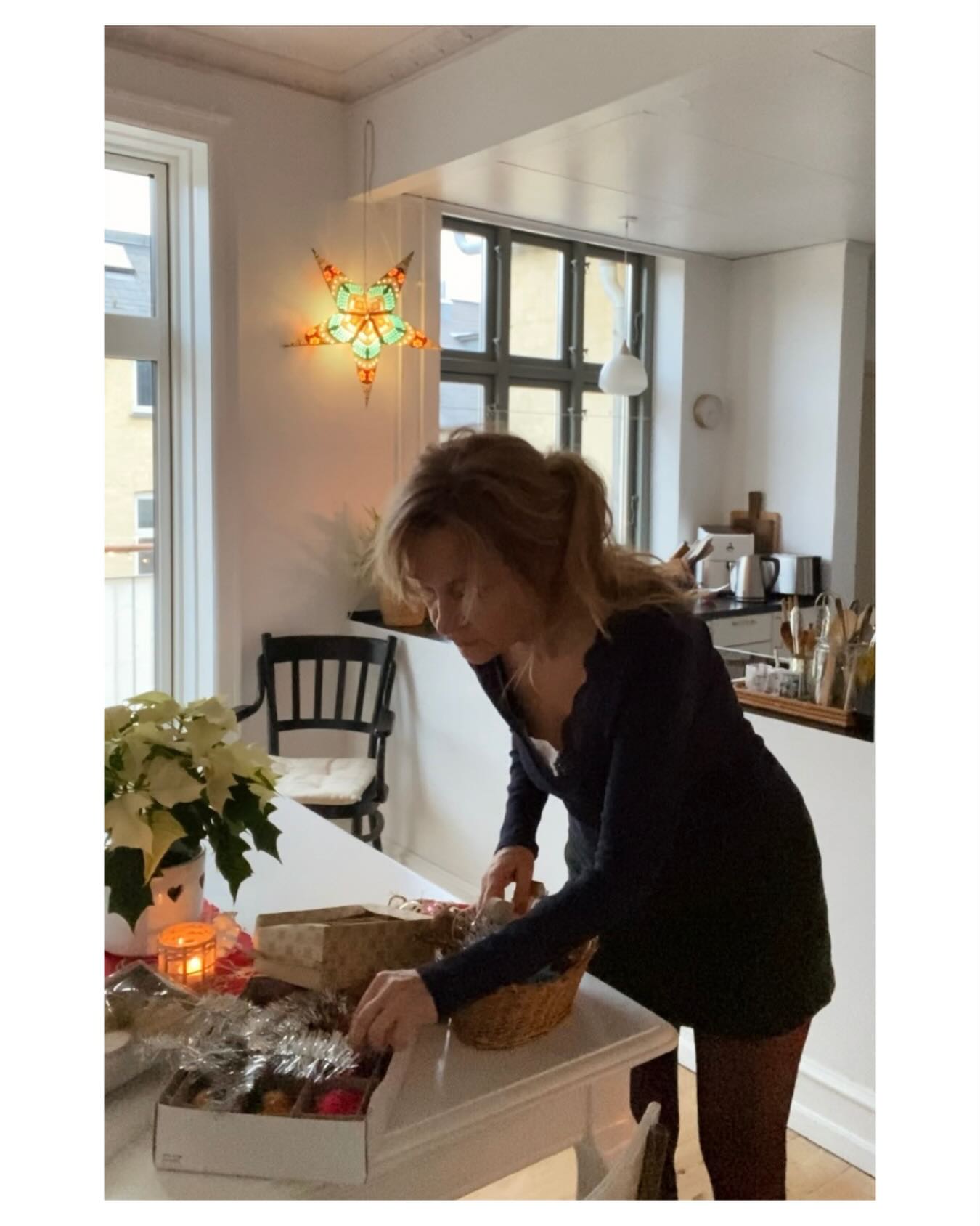 Helhjertede gestus…
Der er noget særligt ved en indsats, der er gjort i umage.
At udøve magi, at invitere andre på en rejse kræver både tid, planlægning og det møjsommelige arbejde bag kulisserne.
Det kræver også glæde og gerne passion – ellers bliver kraften hul.
Og måske vi opdager, at der noget, vi gør ud af vane og tradition, som egentlig ikke længere har takt med vores liv?
Måske skal der justeres.
Måske skal noget gives slip.
Måske skal du ingenting skabe i år – fordi din energi er lånt ud et andet sted.
Måske er din opgave i år blot at modtage.
At lade dig varme.
At glæde nogen med din taknemmelighed og hengivenhed.
En helhjertet gestus er aldrig forgæves – den finder altid vej…
Du ønskes en rigtig god adventssøndag ♥️
Kærligst,
Pernille
______________________________________
#magidecember
#helhjertet
#adventstid
#andenadvent
#resonans
#indrevisdom
#langsommelighed
#bevidstliv
#overgange
#nærvær
#atværemed
#sjælenergi
#taknemmelighed