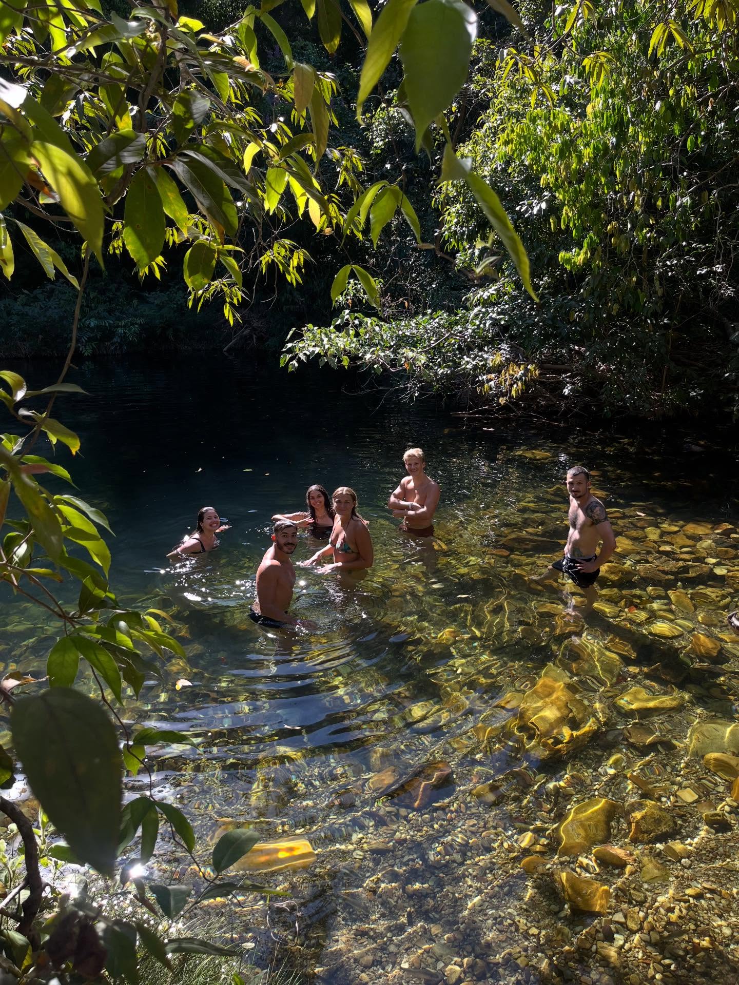 Frítíð og sosialt lív🇧🇷🇧🇷
Eitt av tí besta við at vera í praktik á einari sendistovu er, at man beinanvegin fær eitt netverk av øðrum praktikantum at fylgjast við. Eg havi verið sera heppin og havi fingið nógv góð vinfólk gjøgnum hetta.
At vera í Brasil er eisini nakað heilt serligt. Hetta er eitt fantastiskt land, og seinastu mánaðirnar havi eg notið at búð í einum heitum landi við góðum mati, tónleiki og opnum fólki☀️ Tískil hevur tað eisini verið ein raðfesting hjá mær at ferðast runt í landinum, hvørja ferð eg havi havt møguleikan.
Ein samanumtøka í myndum 📸
Mynd 1. Brasília hevur onga strond, men hinvegin nógv lekkur vøtn, har vit kunnu svimja.
Mynd 2. Eitt langt vikuskifti ferðaðist eg til Florianópolis við vinfólki og surfskúla.
Mynd 3. Eitt vikuskifti í São Paulo saman við vinfólki.
Mynd 4. Eitt vikuskifti í Rio de Janeiro, sum bleiv notið á strondini.
Mynd 5. Til galla á norsku ambassaduni.
Mynd 6. Til masquerade ball á kanadisku ambassaduni (ambassadurnar hava sera nógv tiltøk).
Mynd 7. Vit fara ofta hiking-túrar í National Prakini, sum liggur umleið 4 tímar frá Brasília.
Mynd 8. Marknaðir eru sera vanligir her í Brasil og tað er so lekkurr við øllum teimum frísku fruktunum, man kann fáa her.
Mynd 9. Mynd frá tá vit vóru í summarhúsi mitt í National Parkini.
Mynd 10. Eg eri sera heppin at vera í praktik saman við tveimum øðrum her á sendistovuni.