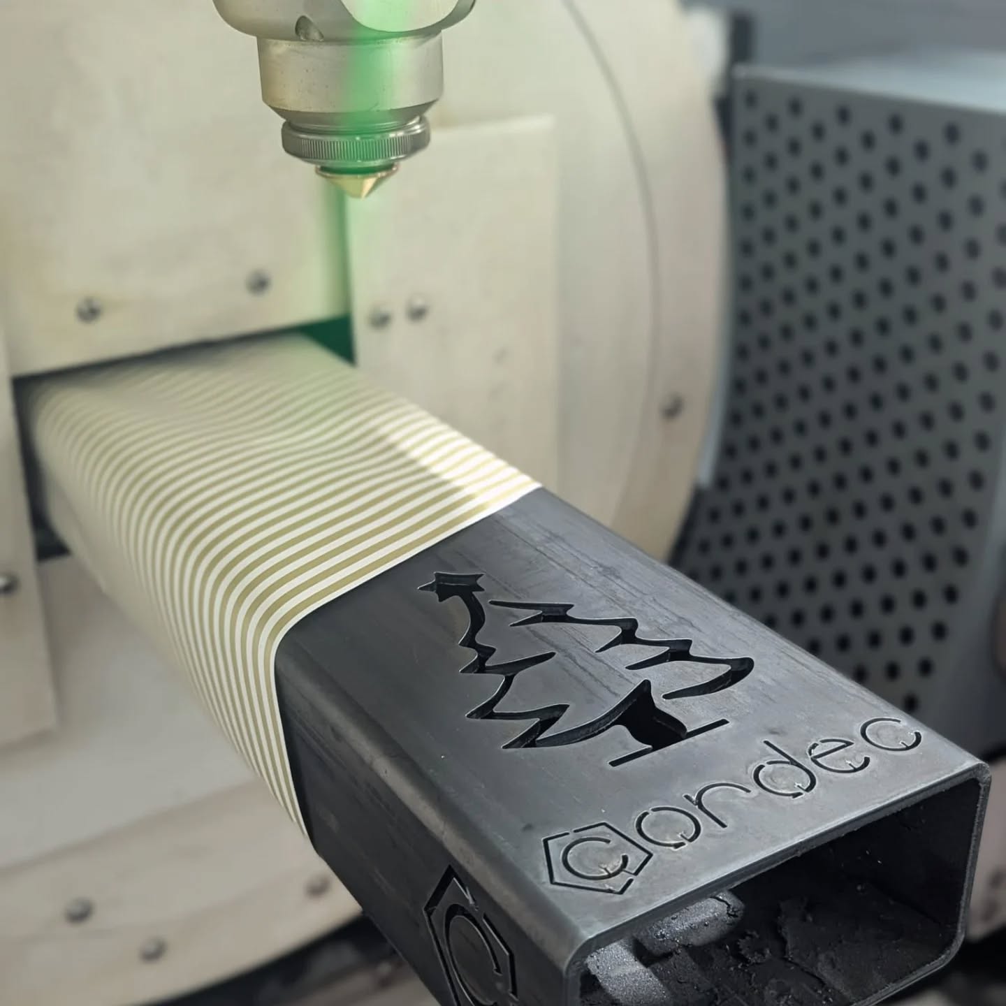 2025 was een jaar met mooie mijlpalen. Een nieuwe fiber plaat- en buislasermachine, uitbreiding van onze productiehal, 3 nieuwe collega's.
We gaan er even tussenuit, onze laser heeft zonet zijn laatste cadeau gesneden....
We wensen iedereen een fijne vakantie en een prachtig eindejaar. Op naar 2026.
Keep up the woodwork!