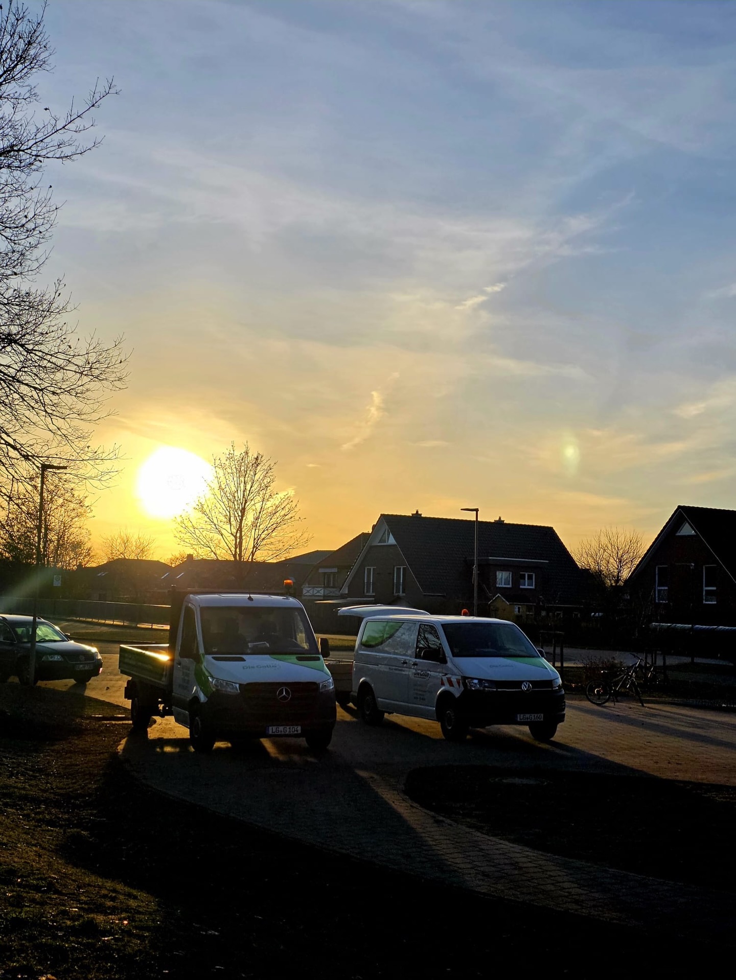 Feierabend auf der Baustelle.
Ein langer Arbeitstag neigt sich dem Ende zu. Auf dem Gelände der IGS in Embsen haben wir heute Pflegearbeiten ausgeführt – strukturiert, sauber und mit dem Blick fürs Detail.
Solche Einsätze sind kein großes Spektakel, aber genau das ist unsere tägliche Arbeit: Grünflächen erhalten, sicher machen und langfristig in einem guten Zustand halten.
Wenn abends Ruhe einkehrt, bleibt das gute Gefühl, ordentliche Arbeit geleistet zu haben.
Morgen geht’s weiter.
#Gollo #DieGollo #Gartenbau Galabau Grünpflege Pflegearbeiten Baustelle Handwerk TeamGollo WirSindGärtner Embsen LandkreisLüneburg