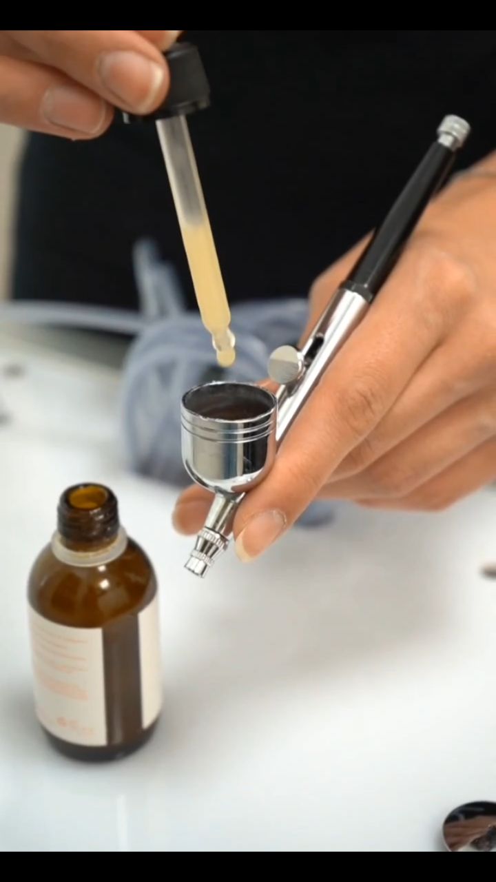 VUOI LUNGHEZZE FORTI, IDRATATE E LUMINOSE? ✨
Scopri il potere della Ossigeno-Terapia al 98% puro unito al nostro Siero alla Bava di Lumaca:
un vero elisir di bellezza per i tuoi capelli!
💧 Un gel naturale ricco di:
✔️ Collagene – rinforza e rimpolpa la fibra
✔️ Vitamina A, C, E – rigenerano, illuminano e proteggono
Il trattamento viene veicolato in profondità grazie all’ossigeno, migliorando l’assorbimento e sigillando l’idratazione all’interno del capello.
✨ Cosa fa per le tue lunghezze?
• Nutre e ripara
• Protegge da calore e agenti esterni
• Dona lucentezza effetto specchio
• Rende i capelli più forti, morbidi e corposi
Provalo in salone e senti la differenza… dal primo tocco 💚
#Ossigenoterapia #BavaDiLumaca #CapelliLuminosi #CapelliIdratati #TricoVitaParrucchieri #TricovitaLab #SieroNaturale #CapelliForti #HairTreatment #HairCareProfessionale #CosmeticaNaturale #Ossigeno98 #CuraDelCapello #LunghezzePerfette