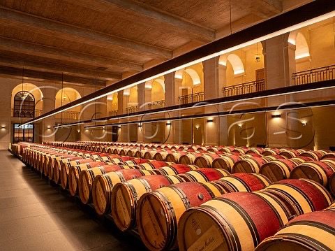 8° Giorno di Avvento
Cosa fa la barrique:
* Il legno trasmette al vino note complesse: vaniglia, tostato, spezie, nocciola — sfumature che altrimenti non sarebbero mai nate.
* Il contatto con l’ossigeno — lento e graduale — ammorbidisce i tannini, rendendo il vino più rotondo e armonioso.
* Il vino matura nel tempo: si integra, si raffina, e la sua struttura si evolve, guadagnando profondità e finezza.
* La barrique leviga la trama tannica, rendendola più elegante, meno astringente e meglio integrata.
* Il vino diventa più articolato: si percepiscono nuovi strati di gusto, una persistenza più lunga e un’evoluzione continua dal primo sorso all’ultimo.
* L’affinamento in legno favorisce la stabilizzazione del colore, soprattutto nei rossi, rendendolo più intenso e profondo.
Vuoi la bottiglia perfetta per il tuo menù delle feste?
Scrivici! 👇
#vino #barrique #affinamento #winelover #wineexperience finewine degustazione winestory winepassion eleganza
AvventoDelGusto WinePairing HolidayDinner WineLovers Festività FineDining Brindisi