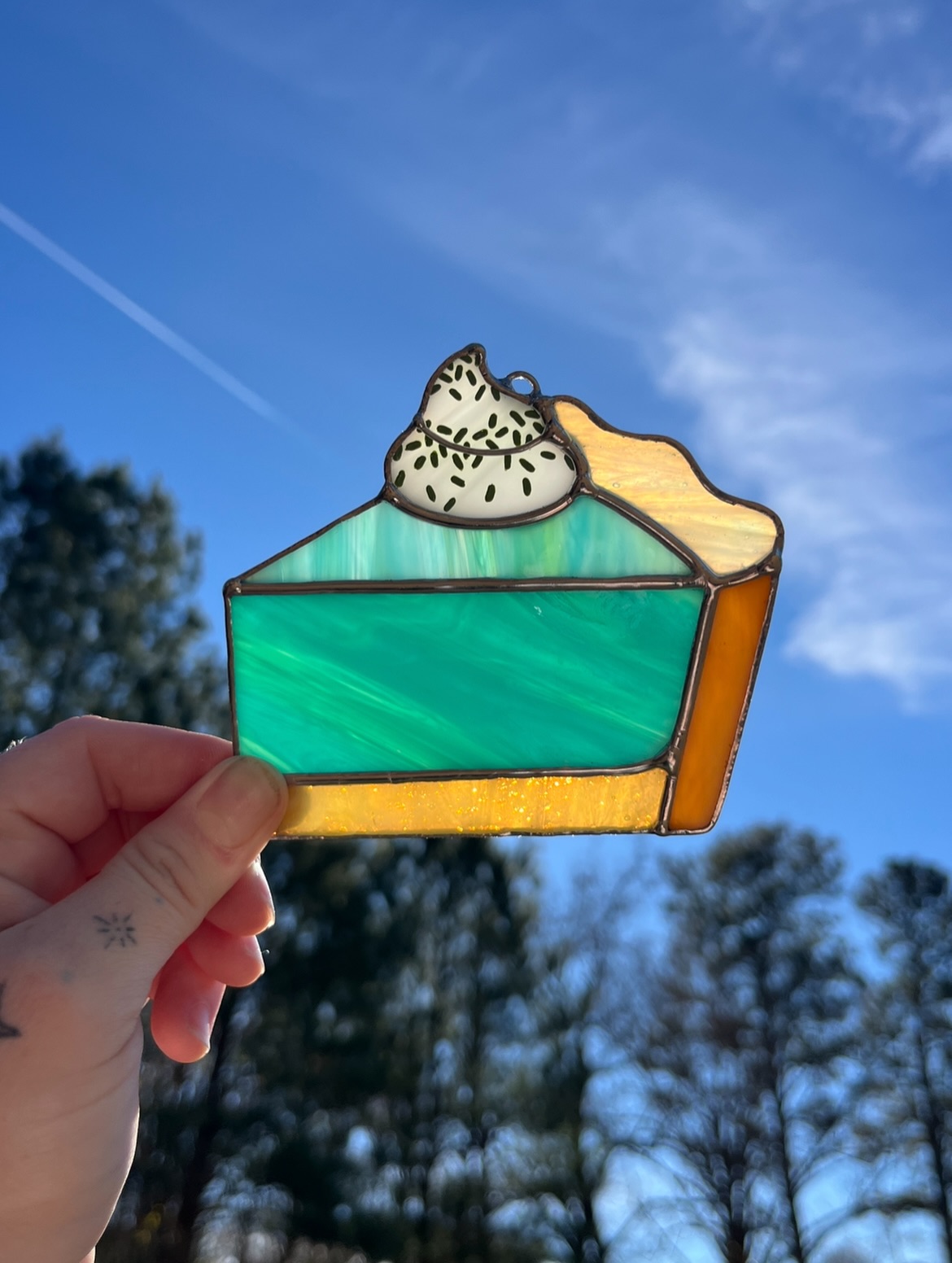 Okay one more pie post… because I have been wanting to give the Baja Blast slice its own moment to shine! Swipe for my favorite video style lately too! This is just too current and funny to both of us. We had to do our own version of this after @designsbyncl made one in our class last month! This piece has now found a home in my beloved Milwaukee, but I’ll never forget its beauty 🩵🌮