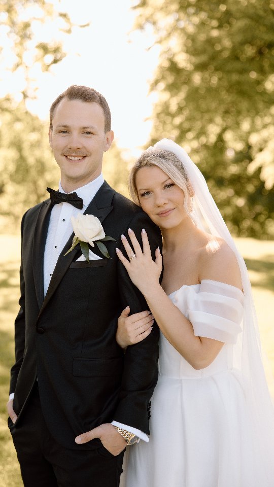 This is what time has given them 🤍
I've watched Robin and Eric grow up together - through every season, every version of themselves, and this moment felt like everything arriving all at once.
Here is a little teaser of what's to come - part 1 of my sister's film. Here's to the Pickups! The full film will be out tomorrow 🩵🎬
Thank you @sarahnichol_photography for the thumbnail! Filmed by @ehweddingfilms & @a.koscielski.3 and edited by me!
@sarahnichol_photography
@ehfilmandvideo
@a.koscielski.3
@myamarjoriephotography (associate shooting for Sarah)
@gabriellesmithphoto (associate shooting for Sarah)
@djvictoriouss
@fourdiamondevents
@lisaluvstar1974
@jenica_berthiaume
@danilynnartistry (bridesmaids makeup)
@hippiejeanmakeup (bride, MOH & mother of bride)
@kemsleyflorist
@tosuityourfancy
@precisionjewellersamherstburg
@67_richmond
@bridalboutiquecambridge
@itsyourdaybridal (bridesmaids dresses)
@threelittlecupcakesbakeshop (wedding cake)
@windsorphotobooth
@voice.vault
@jessicaruxtonphotography (dance floor)
@weddingbelleswindsor
#blurthelinefilms #weddingfilm #chathamwedding #chathamweddingvideographer #chathamarmoury #chathamarmouryweddings #fourdiamondevents #newlyweds #sonyfx3 #sonya7iv #springwedding