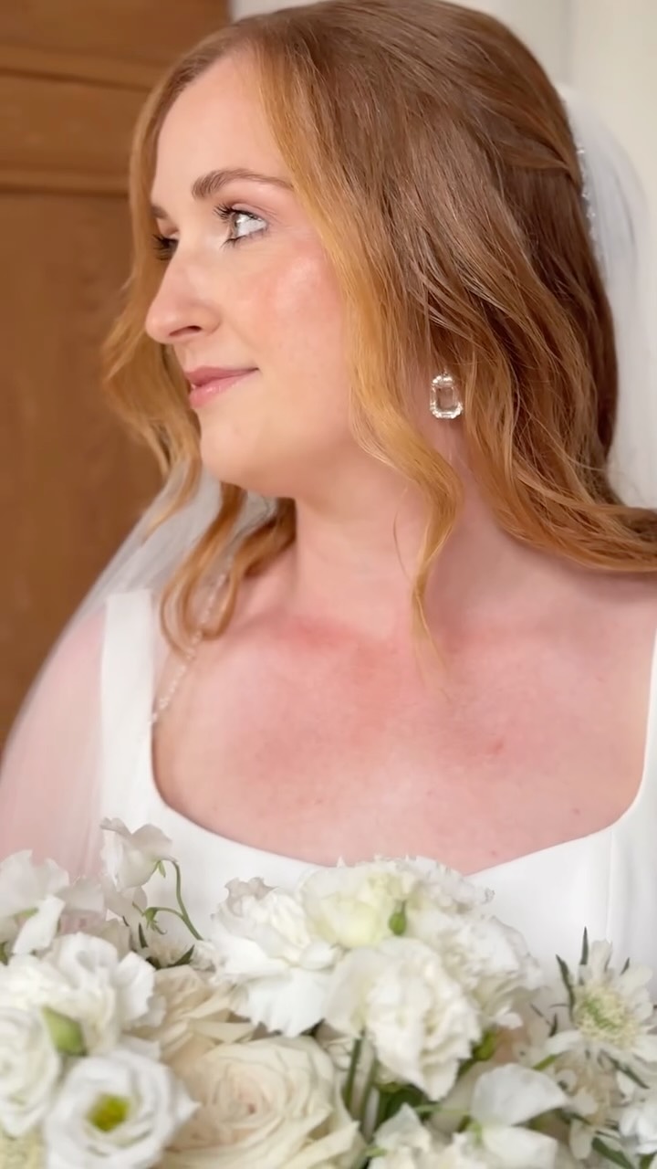 Vom ersten Pinselstrich im Probestyling bis hin zum finalen Brautlook ✨
Bei ihr habe ich mich an ihrem warmen Farbtyp orientiert: zarte, goldige und harmonische Nuancen, die ihre Augen hervorheben und ihre Haut weich und strahlend wirken lassen.
Im Probestyling testen wir gemeinsam, welche Farben, Texturen und Intensitäten ihr wirklich stehen – damit am Hochzeitstag alles perfekt sitzt.
Und wenn dann der Moment kommt, in dem sie im Brautkleid vor mir steht und alles zusammenkommt - dieser Glow, dieses Strahlen…einfach wunderschön 🥰
#glowmakeup #naturalmakeup
#bridalmakeup #brautstyling