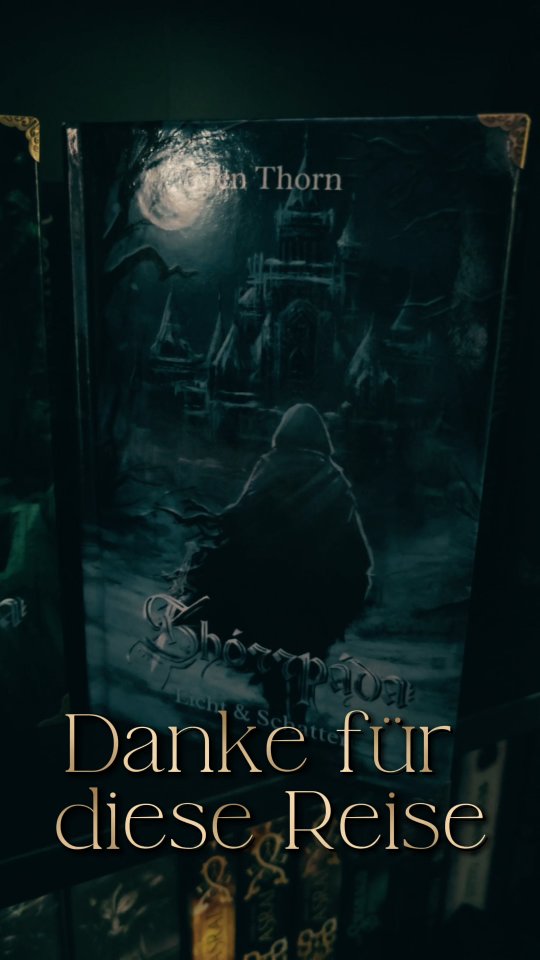Buchpost 🤩
Heute kam der dritte und somit letzte Teil von @jen_thorn_autorin Trilogie an 🤩
Damit ist die Shórrpáda Reihe endlich vollständig. 🩶
Wie schön kann ein Buch sein? @jen_thorn_autorin : JA!!!
Wenn ihr auf der Suche nach einer Dark Fantasy Reihe seid, die alle Hoffnung zerstört, von Blut durchzogen und von epischen Schlachten gebrannt Markt ist - dann gönnt euch dieses grandiose Werk. 🩶
Teil 3 hat am 17.12.2025 Release.
Glaubt mir, das ist die perfekte Lektüre für die anstehenden Weihnachtsfeiertage.
#bookstagram #darkfantasy #selfpublischer #episch #highfantasybücher #lieblingsbuch