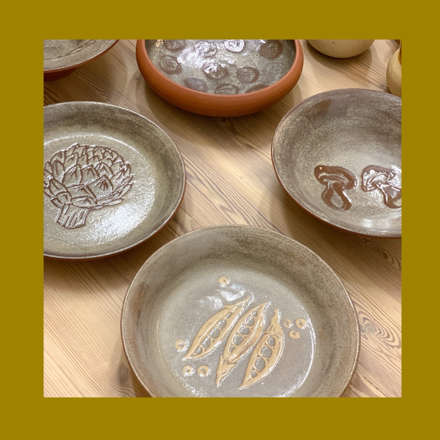 Hi all,
The last weeks I have been busy working on some new plates and bowls, among other things like cups and bowls. This because there are some Christmas events coming up this weekend and the weekend after!
These bowls and plates on the pictures are made with red clay or recycled clay with a slip of seaclay that I dig up in Enkhuizen. The veggie drawings are carved out of the claybody.
This weekend I will be selling those, among my other ceramics at @cafe_de_ceuvel and at @ulmus_bakkerij.
Also you can find some of my ceramics in Arnhem at @arnhems.keramiek.atelier.
Saturday 13/12 Café de Ceuvel 13.00 - 20.00
Sunday 14/12 Ulmus bakkerij 16.00 - 19.00
Sunday 21/12 Sunday market 12.00 - 18.00
11/12 till 14/12 Klei en glazuurwinkel Arnhem