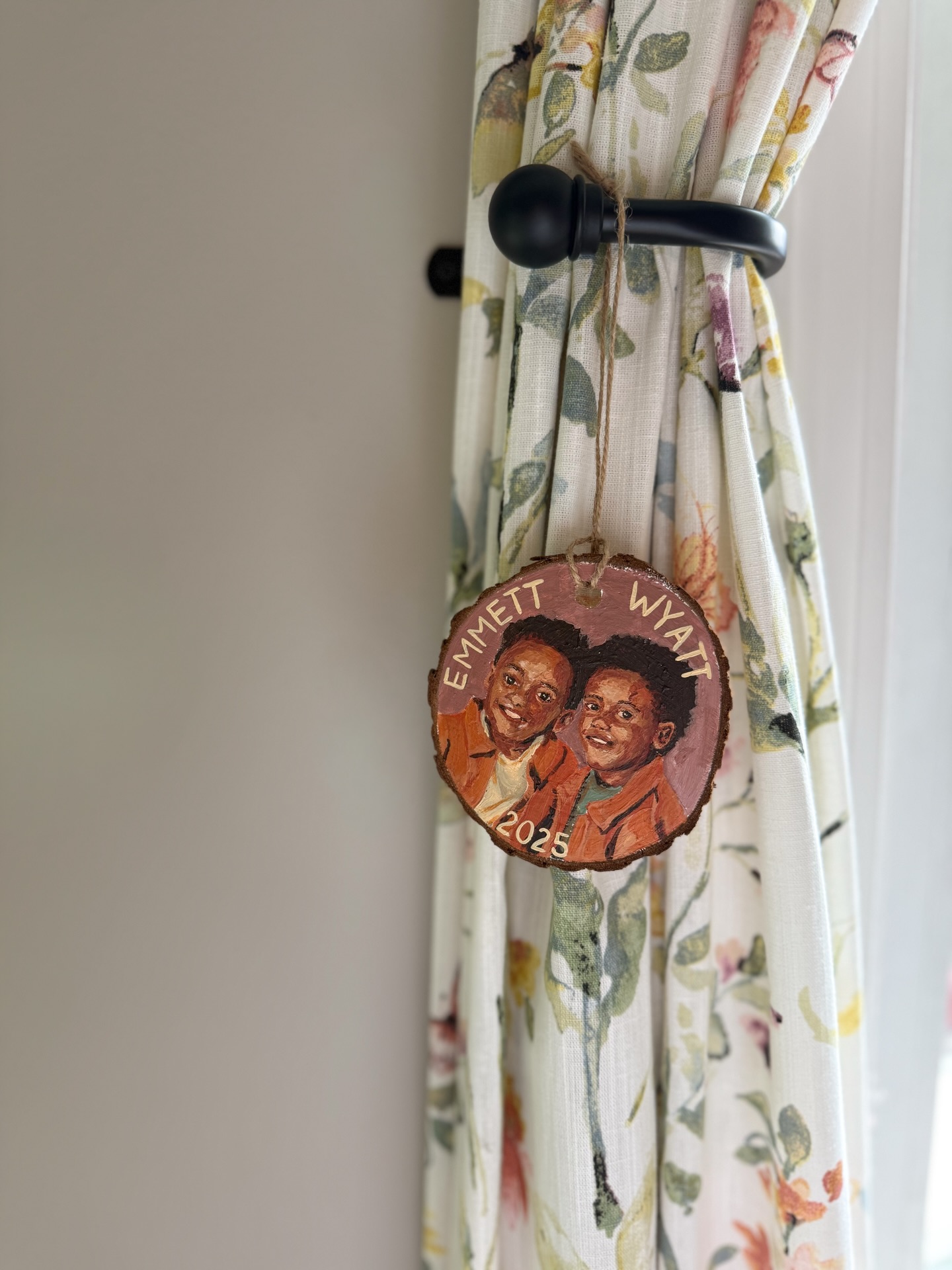 Sweetest little portraits for the tree 🥹 name a cuter keepsake, I’ll wait..