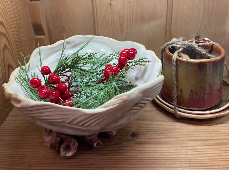 They always say “You give the best gifts!” Well, you’ve come to the right place. At the Crow you’ll find something for even the most challenging of recipients, because everything here is made with love by one of our over 30 local artists.
Visit our Holiday Market where treasures abound. Open 7 days a week from now until the end of the season. Visit often to check out what’s new. 🐦⬛
•
•
•
#supportsmallbusiness
#capecodbusiness
#blackcrowgallerycc
#localart
#capecodartists
#womenownedbusiness