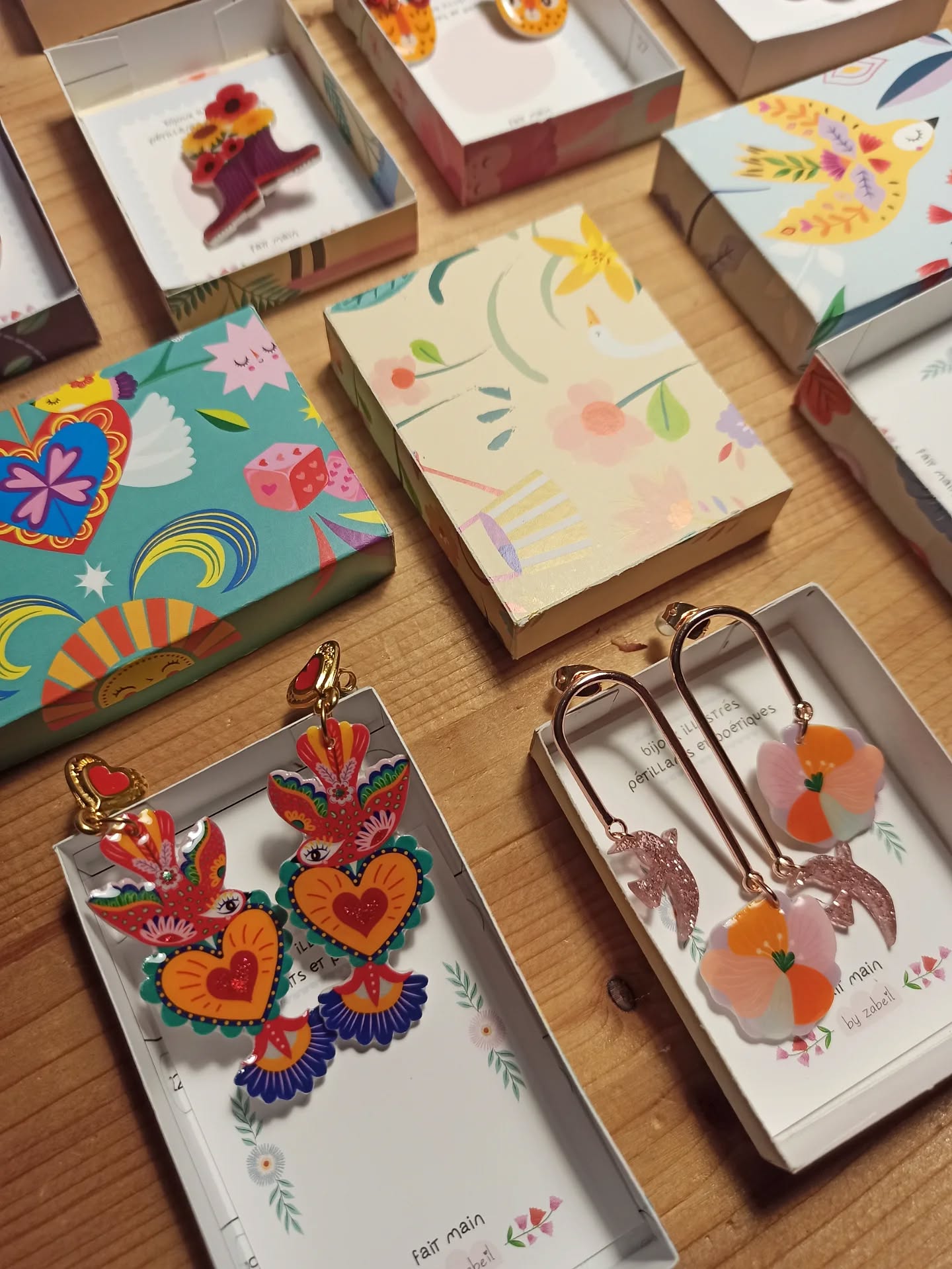 Coucou ! Je fais vraiment n'importe quoi avec insta en ce moment, mais de toute façon, même en faisant bien, les vues comme les likes et les commentaires sont de moins en moins nombreux ici alors... 🙃
Petite image d'une ambiance de fin de soirée en tête à tête avec les derniers bijoux à partir vous rejoindre sous le sapin.
J'espère qu'ils feront des heureux!
°°°
Ça y est les bijoux sont désactivés sur le site depuis quelques jours, les derniers modèles m'accompagnent sur mon dernier marché ce week-end à Clisson et quelques uns sont à retrouver également au @popup_nantes_a_coeur jusqu'au 23 décembre.
Une fois Noël passé je vous proposerais certainement une vente flash ici ;)
°°°
#bijoux #creation #smallbuisness #noel #packwithme