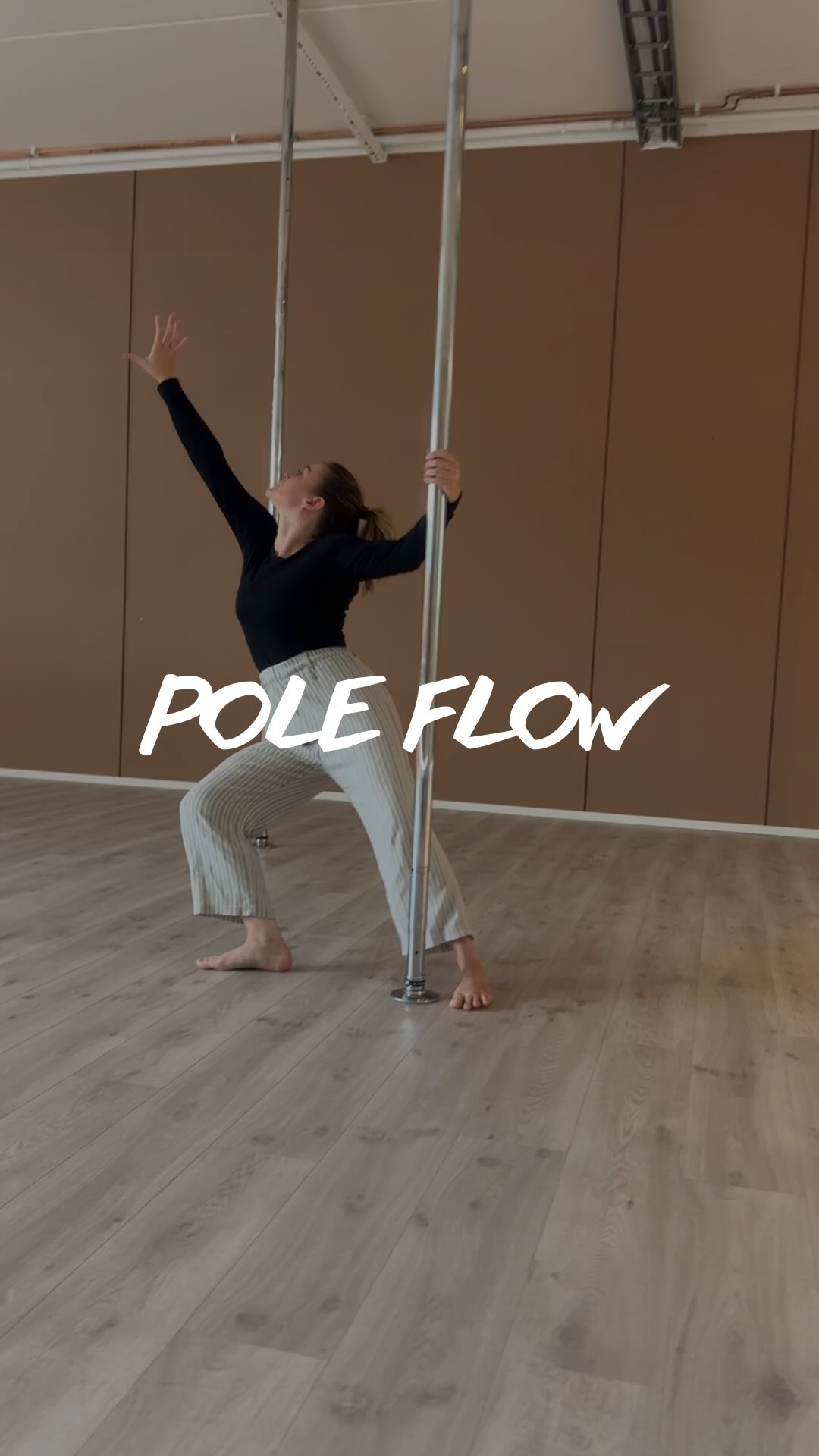 Pole dance kommer i mange former – og handler om langt mer enn styrke, triks og spinn ✨
Det er også en dans. En bevegelsesform med ulike stiler, hvor du får friheten til å utforske, uttrykke deg og være til stede i kroppen.
For noen blir det et rom for å bearbeide følelser, for andre et sted å slippe løs energi eller møte et behov som ord ikke alltid kan forklare 🧡
Det er nettopp dette som gjør pole dance så unikt. Ikke fordi det er lett – men fordi det utfordrer oss, lar oss vokse og gir rom for utvikling, både fysisk og mentalt. Og ja, det er nettopp derfor hvem som helst kan mestre det 🥰
Som et pole dance og aerial fitness studio, ønsker vi også å skape en arena hvor vi kan samles, lage show og feire hverandre. 💫
Ønsker alle våre fine elever, familie og venner velkommen til kveldens juleshow fredag 12. des kl 19:00🎄❤️
En nydelig koreografi av @lauradng_ fra en av hennes Pole Flow-timer 🎭✨
#poleflow #danseglede #mestringsfølelse #fristed #egenutvikling #selfcare