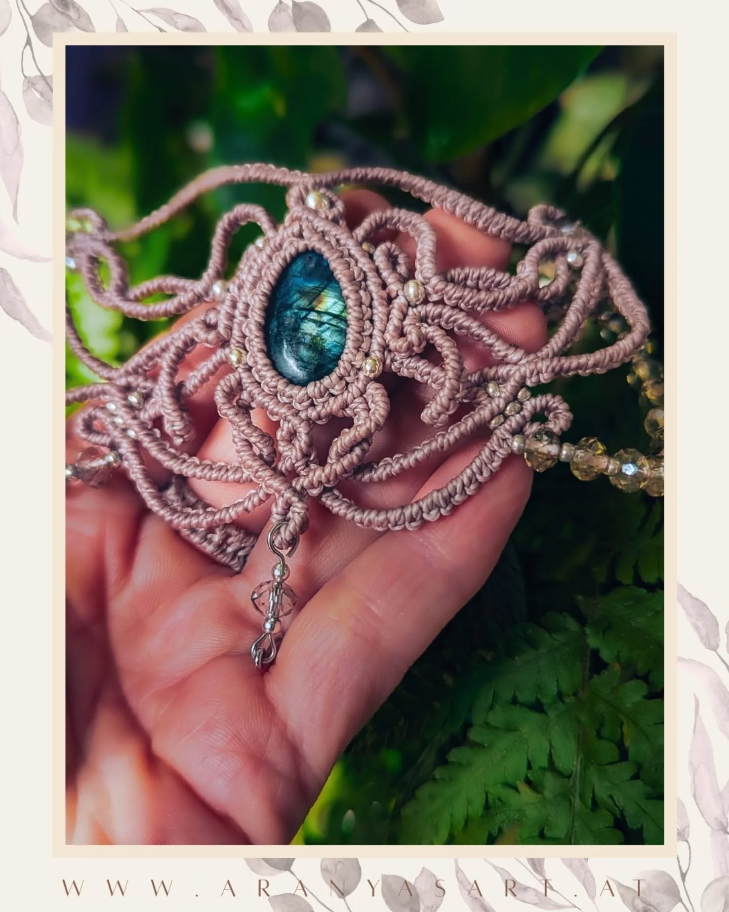 Einen wunderschönen guten Morgen 😌
Heute öffnen wir Türchen Nr 10
💙✨ VAYU ✨💙
#makrameechoker
Mit dem mystischen #Labradorit – dem Stein der Transformation und des Schutzes 🌌
Ein festliches #StatementPiece Makramee-Handwerk mit kraftvoller Energie 🌈💙✨
Du findest dieses Stück wie immer in meinem Shop 👉🏼 Link in Bio 👈🏼 www.aranyasart.at
Herzliche Grüße
Katharina
@aranyasart