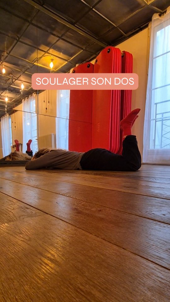 Un mouvement simple, au sol, qui aide à redonner de la fluidité dans le bas du dos.
Parfait quand le corps se crispe sous la tension, la posture assise ou le stress.
Le but : remettre du mouvement là où ça bloque, et ce dans la douceur, la délicatesse, et la lenteur, le tout en respirant profondément.
Résultats :
✔ Un bas du dos qui respire
✔ Des tensions qui se relâchent
✔ Une mobilité qui revient doucement
Bouger, c’est ce qui évite au corps de se figer, et de se verrouiller.
Ce geste est un excellent point de départ.
.
.
.
#barreausol #methodetaranto #mobilité #mouvement #recuperation #soin #sante #santementale #training #cultedeladouceur #bienetre #routine